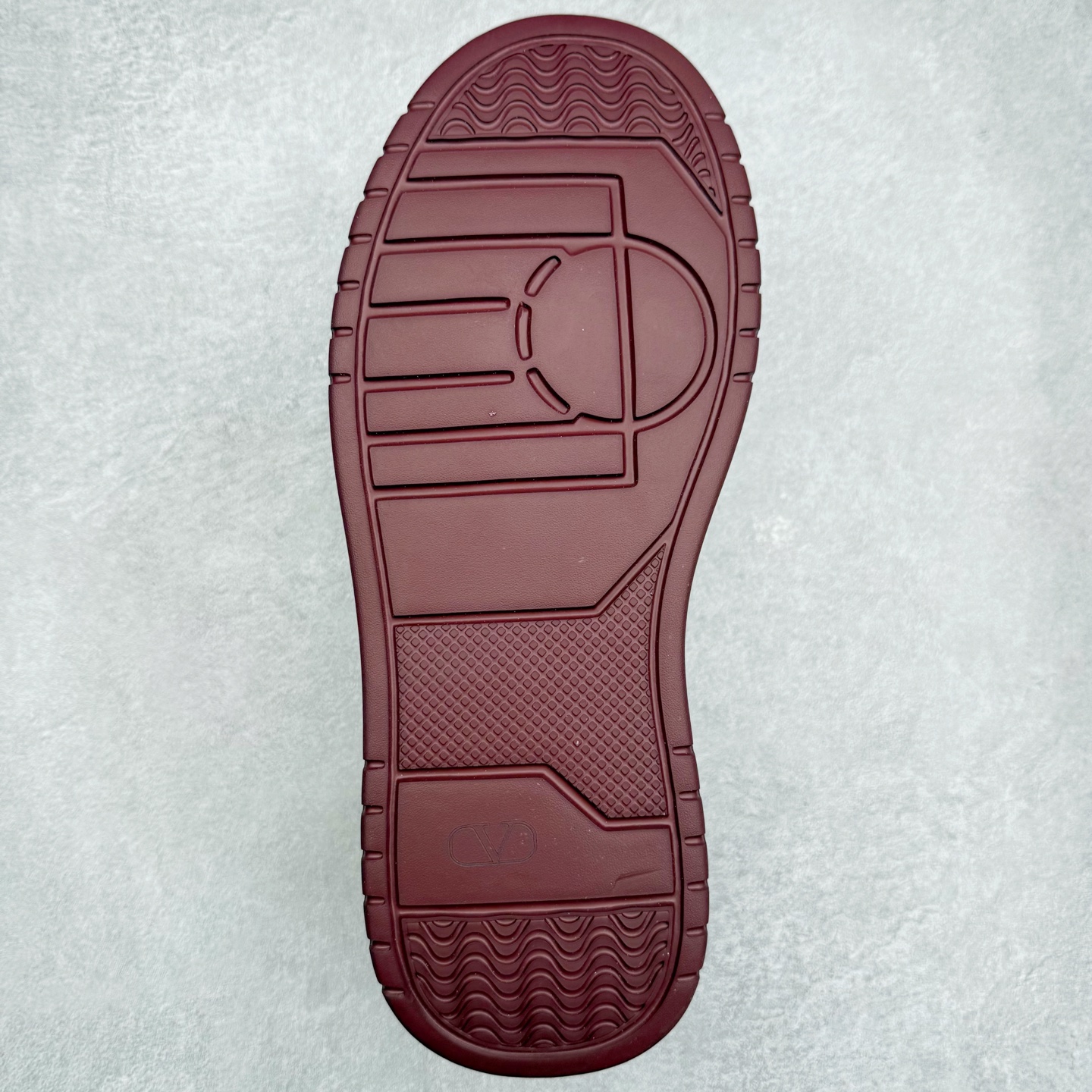 图片[9]-Valentino 华伦天奴 Rockstud untitled 厚底休闲铆钉小白鞋 明星同款 软羊皮低帮运动板鞋 经典百搭款绗缝格纹打造瞩目朋克风格 考究皮质构塑和简洁轮廓 流畅的线条奠定酷感基调 装饰质感橡胶效果 侧面铆钉装饰 穿出了不一样的随性和时髦 阿那亚大秀可谓是刷爆了时尚圈 鞋面全油边 面料：定制牛皮+独家开模橡胶发泡大底 轻便防滑耐磨 脚感舒适 款式耐看做工精细 全套包装 尺码：39 40 41 42 43 44（皮鞋码）-选品中心