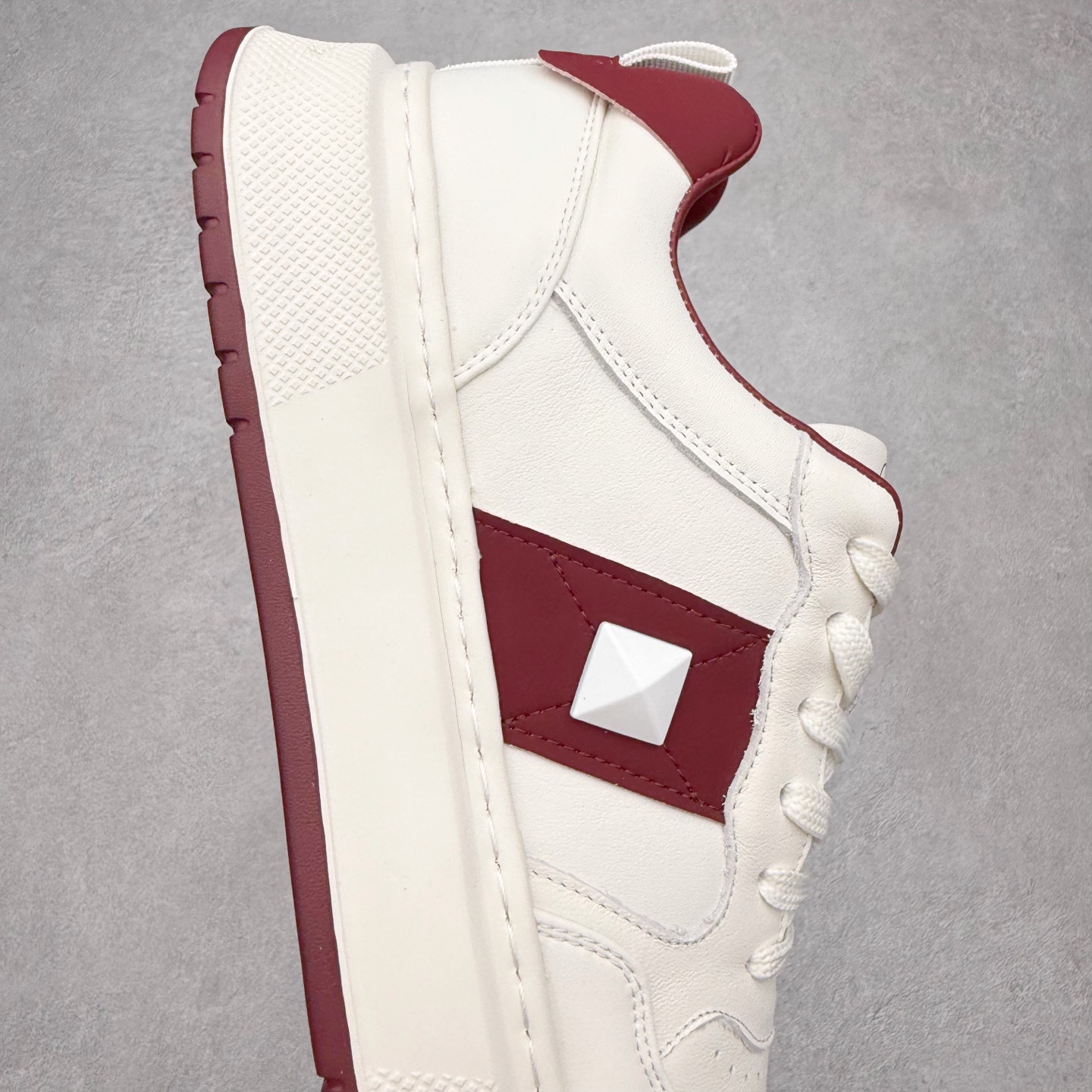 图片[6]-Valentino 华伦天奴 Rockstud untitled 厚底休闲铆钉小白鞋 明星同款 软羊皮低帮运动板鞋 经典百搭款绗缝格纹打造瞩目朋克风格 考究皮质构塑和简洁轮廓 流畅的线条奠定酷感基调 装饰质感橡胶效果 侧面铆钉装饰 穿出了不一样的随性和时髦 阿那亚大秀可谓是刷爆了时尚圈 鞋面全油边 面料：定制牛皮+独家开模橡胶发泡大底 轻便防滑耐磨 脚感舒适 款式耐看做工精细 全套包装 尺码：39 40 41 42 43 44（皮鞋码）-选品中心