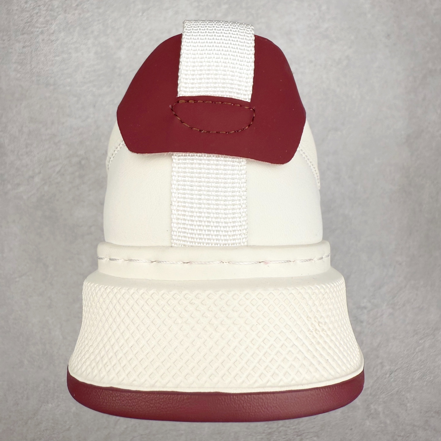 图片[8]-Valentino 华伦天奴 Rockstud untitled 厚底休闲铆钉小白鞋 明星同款 软羊皮低帮运动板鞋 经典百搭款绗缝格纹打造瞩目朋克风格 考究皮质构塑和简洁轮廓 流畅的线条奠定酷感基调 装饰质感橡胶效果 侧面铆钉装饰 穿出了不一样的随性和时髦 阿那亚大秀可谓是刷爆了时尚圈 鞋面全油边 面料：定制牛皮+独家开模橡胶发泡大底 轻便防滑耐磨 脚感舒适 款式耐看做工精细 全套包装 尺码：39 40 41 42 43 44（皮鞋码）-选品中心