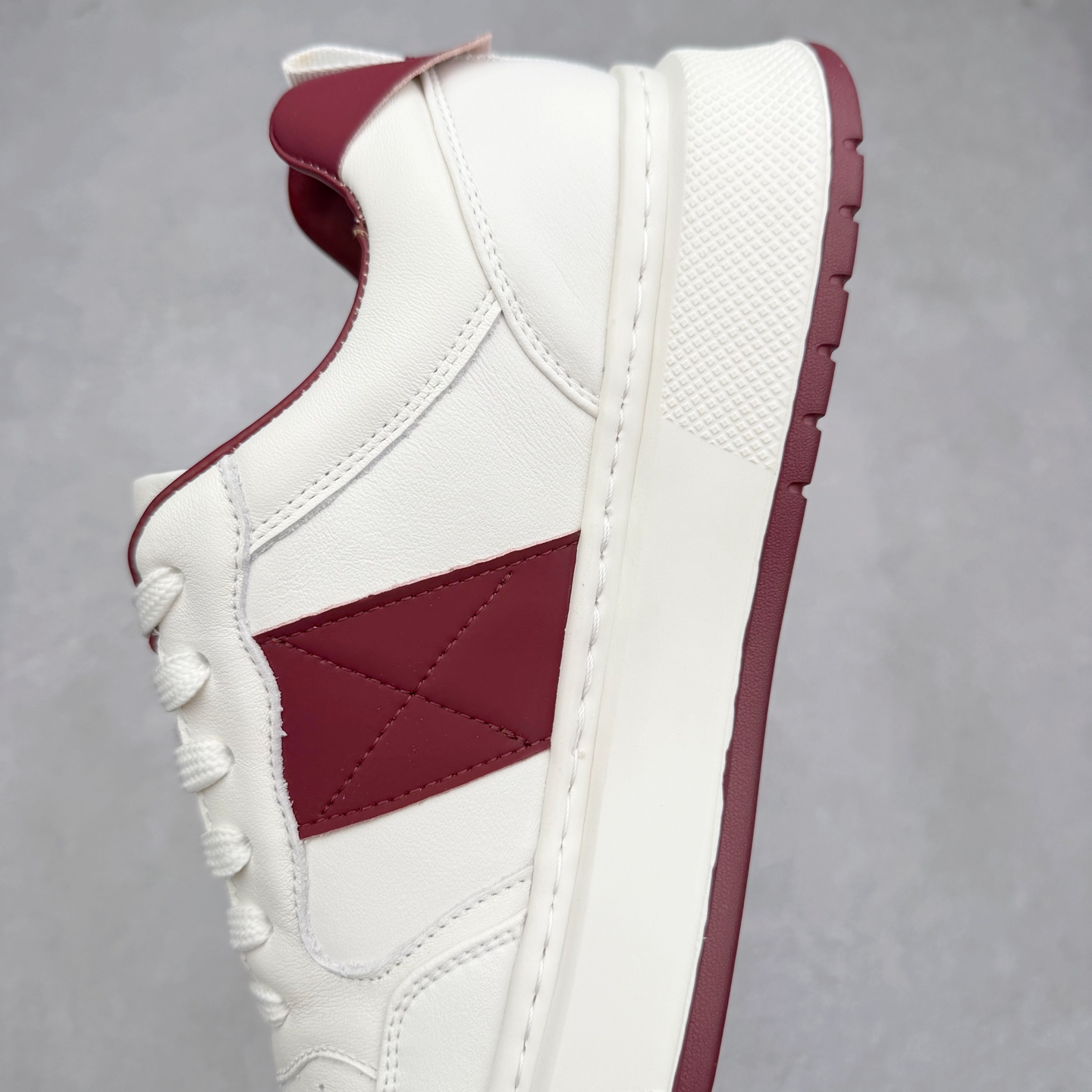 图片[7]-Valentino 华伦天奴 Rockstud untitled 厚底休闲铆钉小白鞋 明星同款 软羊皮低帮运动板鞋 经典百搭款绗缝格纹打造瞩目朋克风格 考究皮质构塑和简洁轮廓 流畅的线条奠定酷感基调 装饰质感橡胶效果 侧面铆钉装饰 穿出了不一样的随性和时髦 阿那亚大秀可谓是刷爆了时尚圈 鞋面全油边 面料：定制牛皮+独家开模橡胶发泡大底 轻便防滑耐磨 脚感舒适 款式耐看做工精细 全套包装 尺码：39 40 41 42 43 44（皮鞋码）-选品中心