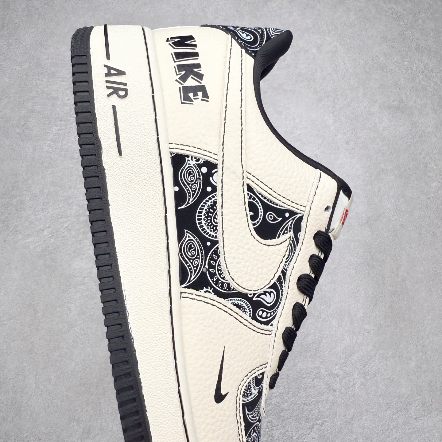 图片[6]-NK Air Force 1´07 Low 空军一号低帮百搭休闲运动板鞋 ZD1988-005 柔软、弹性十足的缓震性能和出色的中底设计 横跨复古与现代的外型结合 造就出风靡全球 三十多年的Force 1 直到今天还深受青睐 实拍调校N版已经零色差零失真 百分百还原实物色彩所见即所得 不存在货不对板色差等低级问题 选购参考实物拍摄 不混卖不参货 只用心做好货严格选品 承诺混一赔十 尺码：36 36.5 37.5 38 38.5 39 40 40.5 41 42 42.5 43 44 44.5 45-选品中心