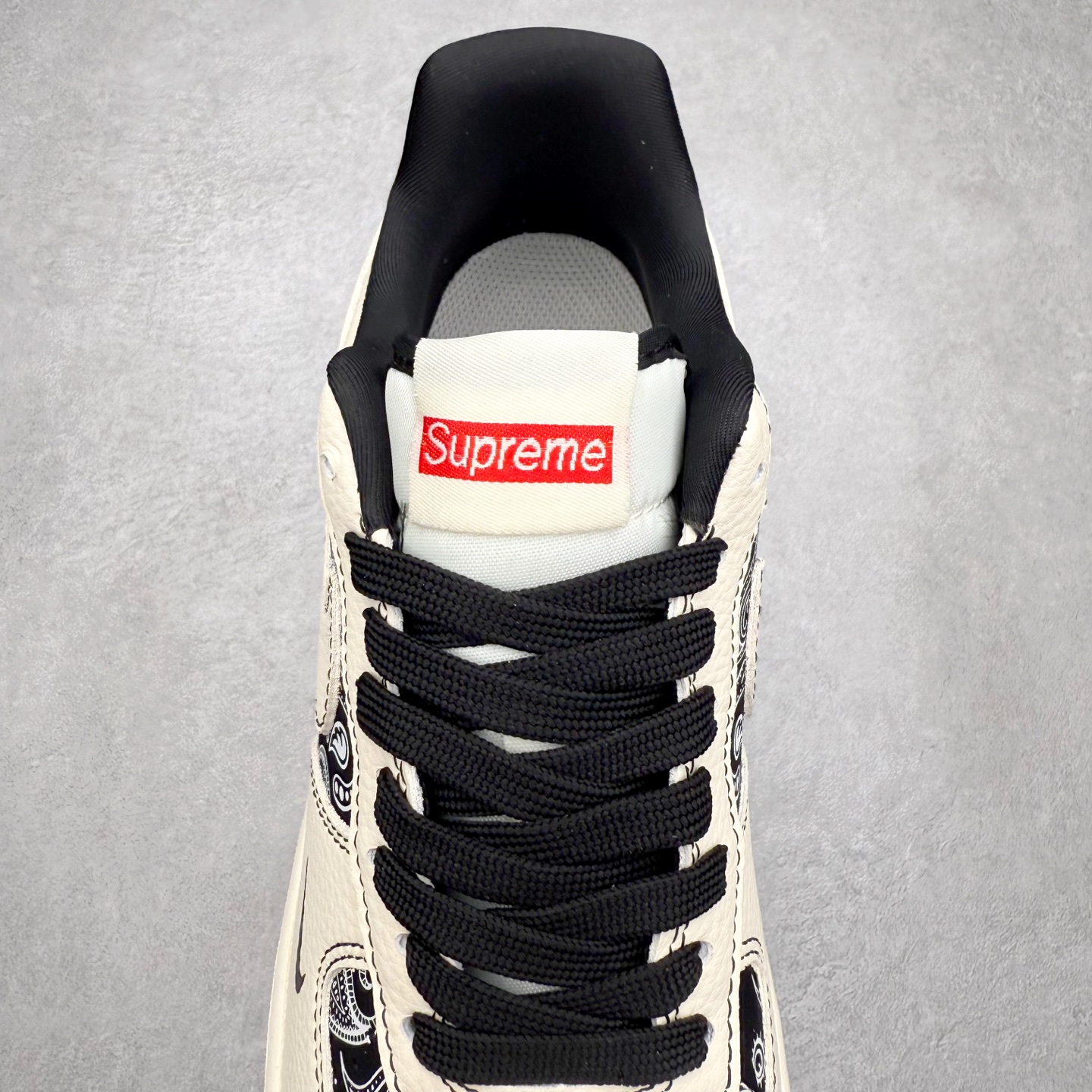 图片[5]-NK Air Force 1´07 Low 空军一号低帮百搭休闲运动板鞋 ZD1988-005 柔软、弹性十足的缓震性能和出色的中底设计 横跨复古与现代的外型结合 造就出风靡全球 三十多年的Force 1 直到今天还深受青睐 实拍调校N版已经零色差零失真 百分百还原实物色彩所见即所得 不存在货不对板色差等低级问题 选购参考实物拍摄 不混卖不参货 只用心做好货严格选品 承诺混一赔十 尺码：36 36.5 37.5 38 38.5 39 40 40.5 41 42 42.5 43 44 44.5 45-选品中心