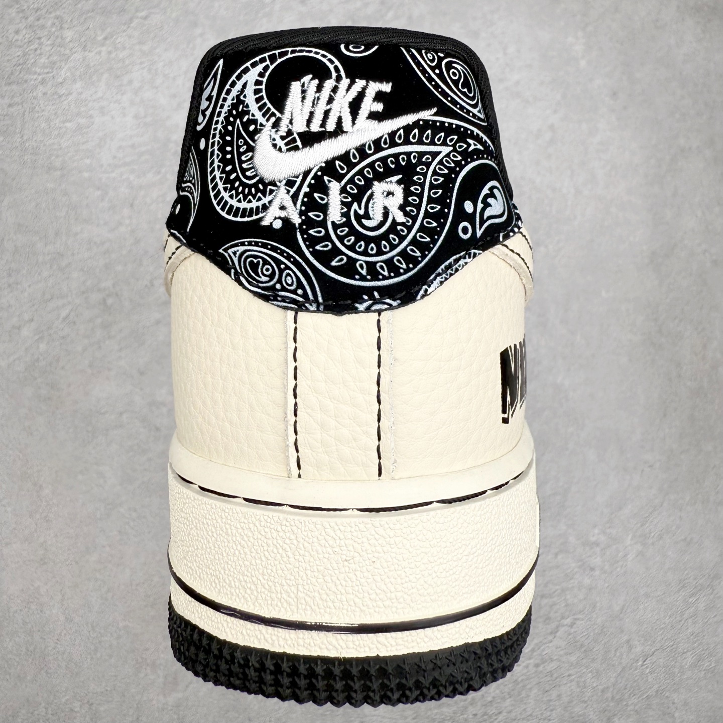 图片[8]-NK Air Force 1´07 Low 空军一号低帮百搭休闲运动板鞋 ZD1988-005 柔软、弹性十足的缓震性能和出色的中底设计 横跨复古与现代的外型结合 造就出风靡全球 三十多年的Force 1 直到今天还深受青睐 实拍调校N版已经零色差零失真 百分百还原实物色彩所见即所得 不存在货不对板色差等低级问题 选购参考实物拍摄 不混卖不参货 只用心做好货严格选品 承诺混一赔十 尺码：36 36.5 37.5 38 38.5 39 40 40.5 41 42 42.5 43 44 44.5 45-选品中心