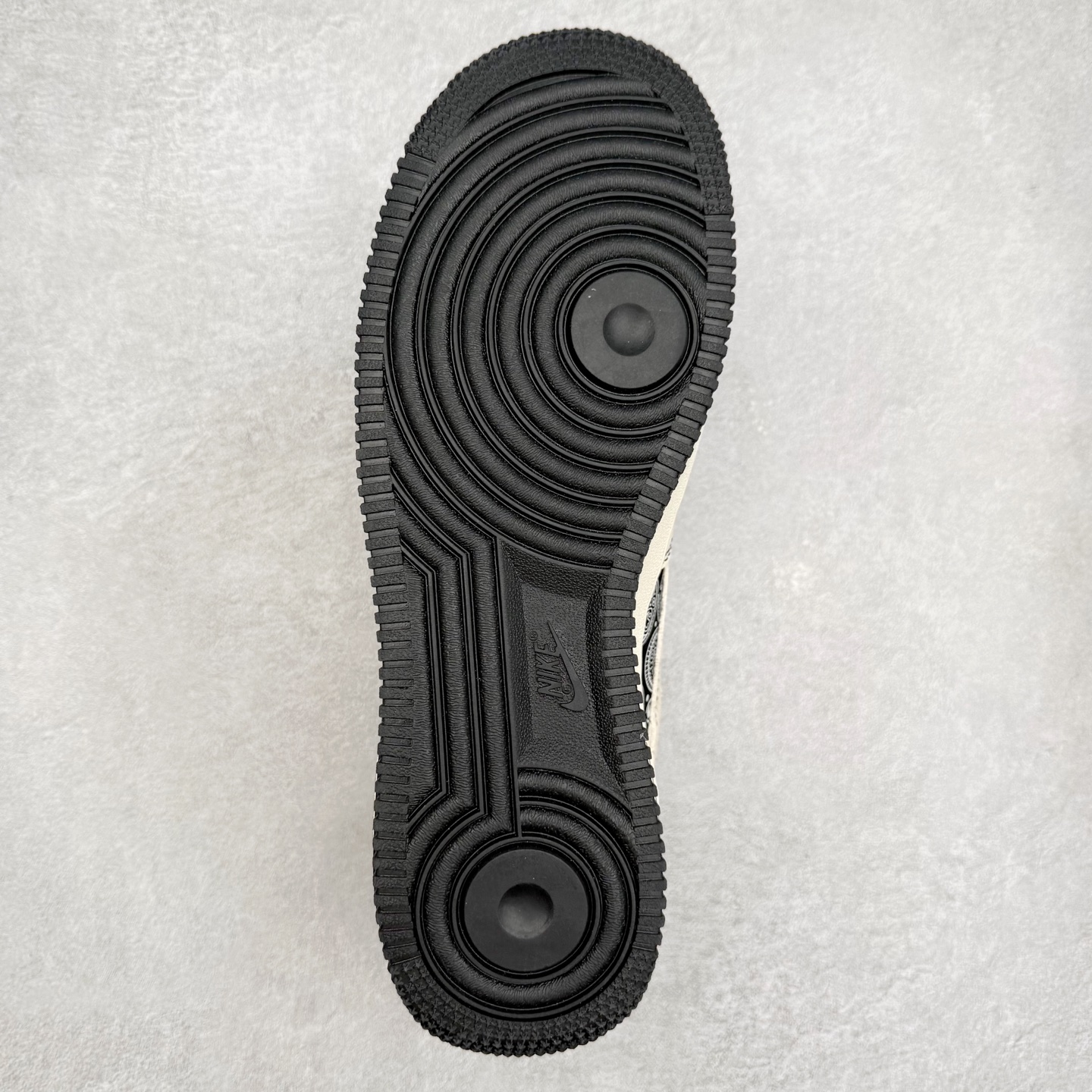 图片[9]-NK Air Force 1´07 Low 空军一号低帮百搭休闲运动板鞋 ZD1988-005 柔软、弹性十足的缓震性能和出色的中底设计 横跨复古与现代的外型结合 造就出风靡全球 三十多年的Force 1 直到今天还深受青睐 实拍调校N版已经零色差零失真 百分百还原实物色彩所见即所得 不存在货不对板色差等低级问题 选购参考实物拍摄 不混卖不参货 只用心做好货严格选品 承诺混一赔十 尺码：36 36.5 37.5 38 38.5 39 40 40.5 41 42 42.5 43 44 44.5 45-选品中心