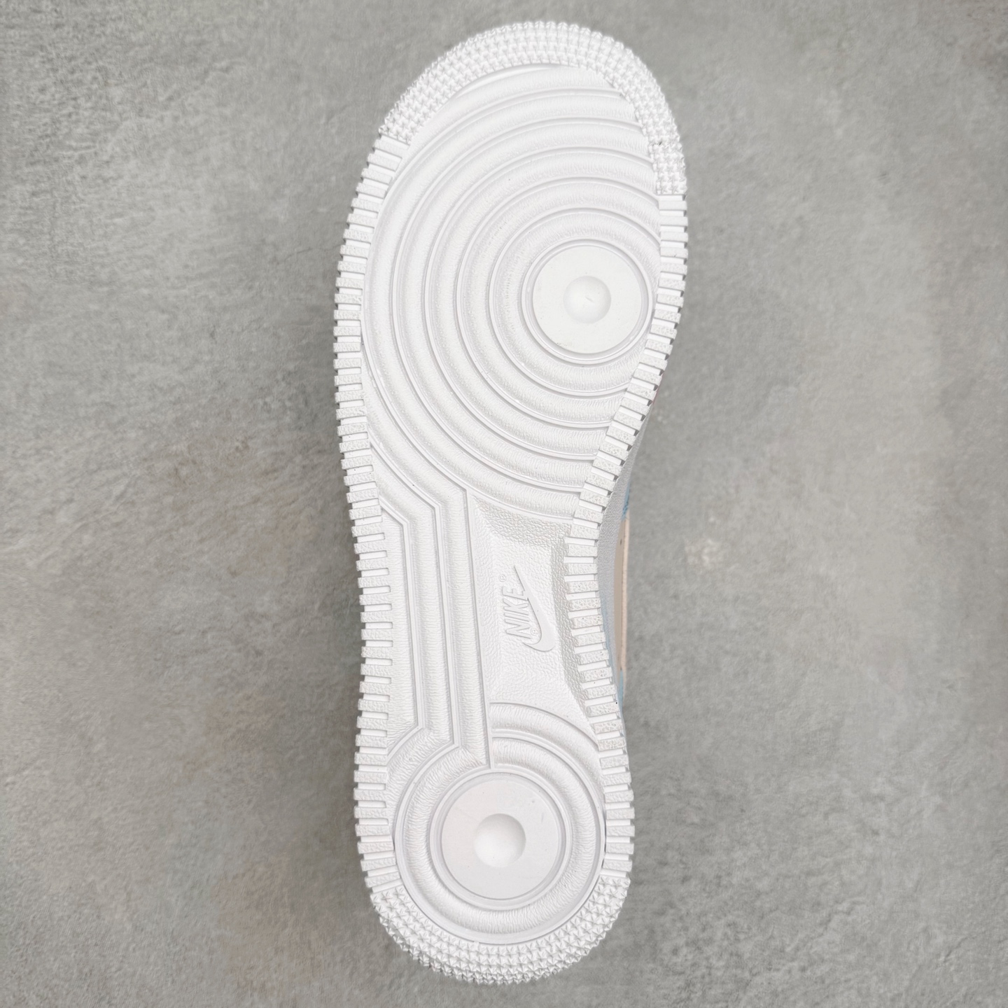 图片[9]-NK Air Force 1´07 Low 空军一号低帮百搭休闲运动板鞋 ZH0316-107 柔软、弹性十足的缓震性能和出色的中底设计 横跨复古与现代的外型结合 造就出风靡全球 三十多年的Force 1 直到今天还深受青睐 实拍调校N版已经零色差零失真 百分百还原实物色彩所见即所得 不存在货不对板色差等低级问题 选购参考实物拍摄 不混卖不参货 只用心做好货严格选品 承诺混一赔十 尺码：36 36.5 37.5 38 38.5 39 40 40.5 41 42 42.5 43 44 44.5 45-选品中心