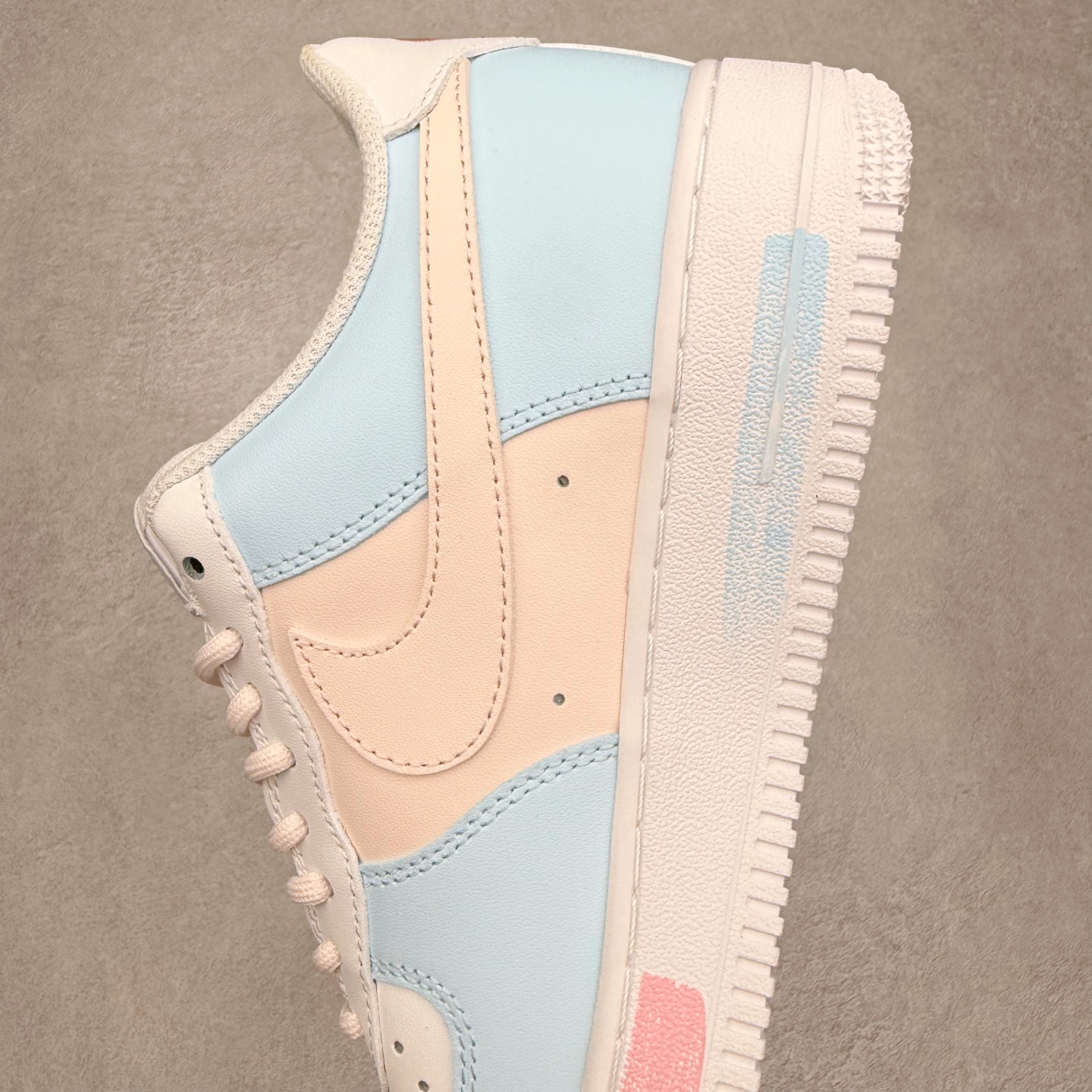 图片[7]-NK Air Force 1´07 Low 空军一号低帮百搭休闲运动板鞋 ZH0316-107 柔软、弹性十足的缓震性能和出色的中底设计 横跨复古与现代的外型结合 造就出风靡全球 三十多年的Force 1 直到今天还深受青睐 实拍调校N版已经零色差零失真 百分百还原实物色彩所见即所得 不存在货不对板色差等低级问题 选购参考实物拍摄 不混卖不参货 只用心做好货严格选品 承诺混一赔十 尺码：36 36.5 37.5 38 38.5 39 40 40.5 41 42 42.5 43 44 44.5 45-选品中心