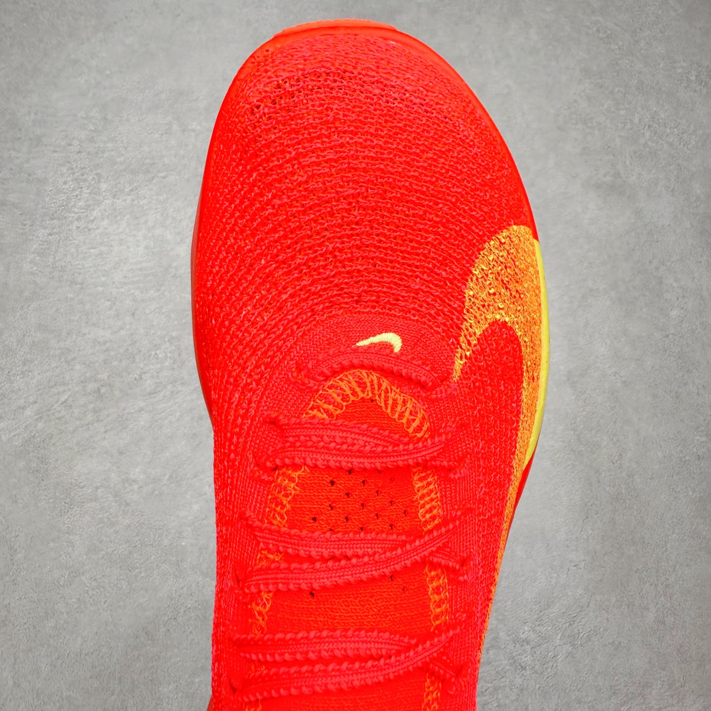 图片[4]-NK Air Zoom Alphafly NEXT% 3 2024全新马拉松超级跑鞋 有史以来最轻盈、测试次数最多的NK Alphafly 经过精英马拉松运动员的测试验证 并搭载Air Zoom气垫 旨在助力跑者实现突破 取得更佳的成绩 在开发过程中 Alphafly 3帮助耐克运动员凯尔文·基普图姆（Kelvin Kiptum）以2：00：35的成绩刷新了马拉松世界纪录 Alphafly的动力设计没有改变——Air Zoom气垫单元、Flyplate碳纤维板和ZoomX泡绵 但是整体系统的制作方法略有调整 优化和提升了对运动员的帮助 主要更新包括一体式鞋底 提供顺畅稳定的“后跟到脚趾”过渡；更宽的全长Flyplate碳纤维板提供稳定助推力 全新Fast Shot外底保证出色牵引力和抓地力 全新Atomknit 3.0鞋面提供更强的控制力、透气性和中足支撑力 尺码：36 36.5 37.5 38 38.5 39 40 40.5 41 42 42.5 43 44 44.5 45-选品中心