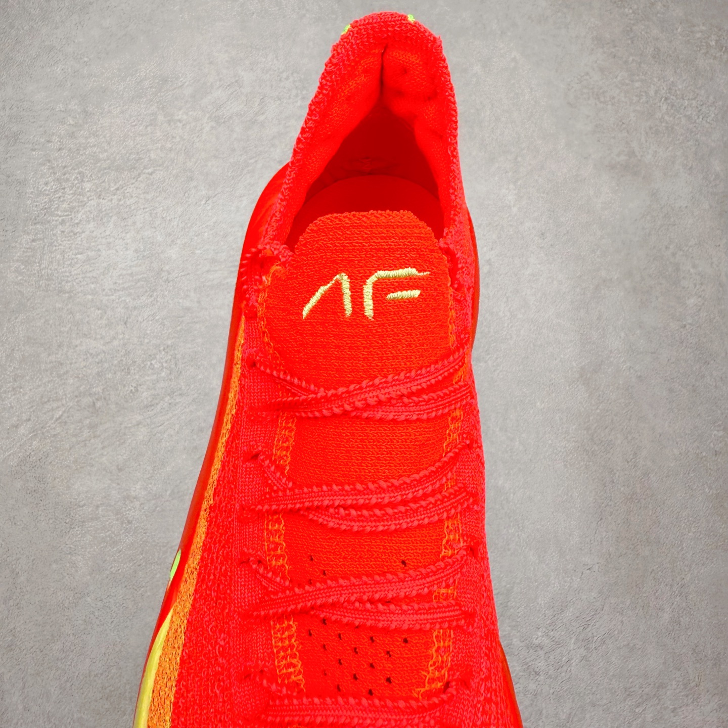 图片[5]-NK Air Zoom Alphafly NEXT% 3 2024全新马拉松超级跑鞋 有史以来最轻盈、测试次数最多的NK Alphafly 经过精英马拉松运动员的测试验证 并搭载Air Zoom气垫 旨在助力跑者实现突破 取得更佳的成绩 在开发过程中 Alphafly 3帮助耐克运动员凯尔文·基普图姆（Kelvin Kiptum）以2：00：35的成绩刷新了马拉松世界纪录 Alphafly的动力设计没有改变——Air Zoom气垫单元、Flyplate碳纤维板和ZoomX泡绵 但是整体系统的制作方法略有调整 优化和提升了对运动员的帮助 主要更新包括一体式鞋底 提供顺畅稳定的“后跟到脚趾”过渡；更宽的全长Flyplate碳纤维板提供稳定助推力 全新Fast Shot外底保证出色牵引力和抓地力 全新Atomknit 3.0鞋面提供更强的控制力、透气性和中足支撑力 尺码：36 36.5 37.5 38 38.5 39 40 40.5 41 42 42.5 43 44 44.5 45-选品中心