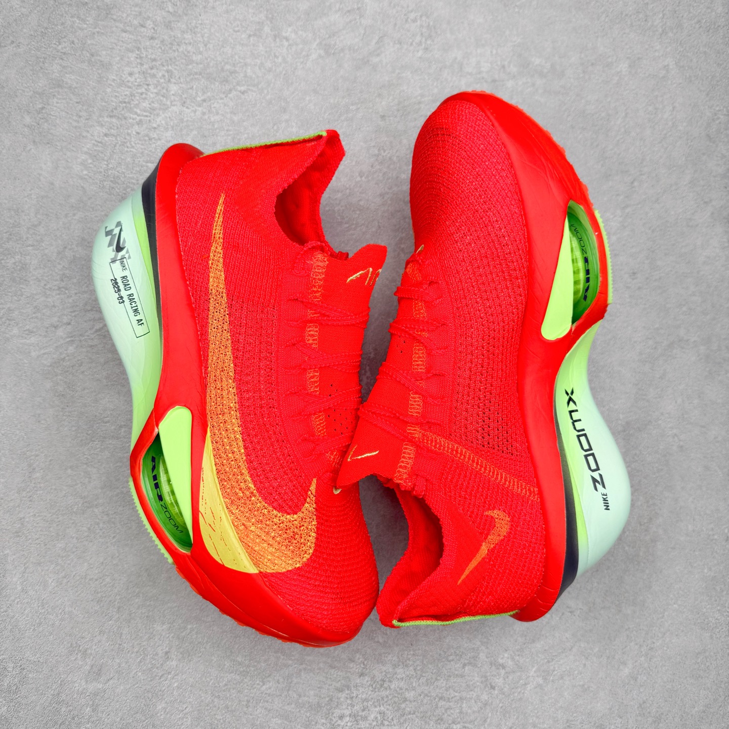 图片[3]-NK Air Zoom Alphafly NEXT% 3 2024全新马拉松超级跑鞋 有史以来最轻盈、测试次数最多的NK Alphafly 经过精英马拉松运动员的测试验证 并搭载Air Zoom气垫 旨在助力跑者实现突破 取得更佳的成绩 在开发过程中 Alphafly 3帮助耐克运动员凯尔文·基普图姆（Kelvin Kiptum）以2：00：35的成绩刷新了马拉松世界纪录 Alphafly的动力设计没有改变——Air Zoom气垫单元、Flyplate碳纤维板和ZoomX泡绵 但是整体系统的制作方法略有调整 优化和提升了对运动员的帮助 主要更新包括一体式鞋底 提供顺畅稳定的“后跟到脚趾”过渡；更宽的全长Flyplate碳纤维板提供稳定助推力 全新Fast Shot外底保证出色牵引力和抓地力 全新Atomknit 3.0鞋面提供更强的控制力、透气性和中足支撑力 尺码：36 36.5 37.5 38 38.5 39 40 40.5 41 42 42.5 43 44 44.5 45-选品中心