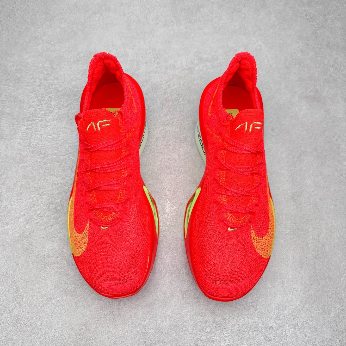 图片[2]-NK Air Zoom Alphafly NEXT% 3 2024全新马拉松超级跑鞋 有史以来最轻盈、测试次数最多的NK Alphafly 经过精英马拉松运动员的测试验证 并搭载Air Zoom气垫 旨在助力跑者实现突破 取得更佳的成绩 在开发过程中 Alphafly 3帮助耐克运动员凯尔文·基普图姆（Kelvin Kiptum）以2：00：35的成绩刷新了马拉松世界纪录 Alphafly的动力设计没有改变——Air Zoom气垫单元、Flyplate碳纤维板和ZoomX泡绵 但是整体系统的制作方法略有调整 优化和提升了对运动员的帮助 主要更新包括一体式鞋底 提供顺畅稳定的“后跟到脚趾”过渡；更宽的全长Flyplate碳纤维板提供稳定助推力 全新Fast Shot外底保证出色牵引力和抓地力 全新Atomknit 3.0鞋面提供更强的控制力、透气性和中足支撑力 尺码：36 36.5 37.5 38 38.5 39 40 40.5 41 42 42.5 43 44 44.5 45-选品中心