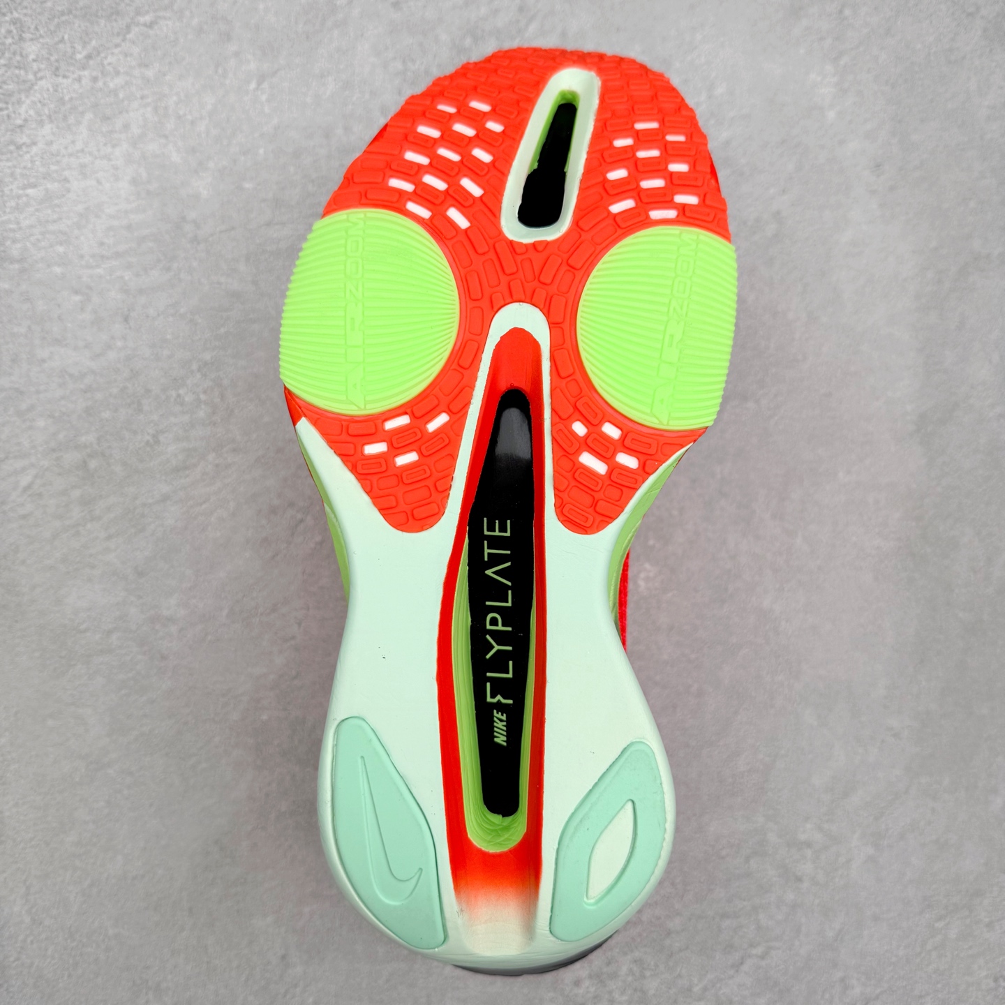 图片[9]-NK Air Zoom Alphafly NEXT% 3 2024全新马拉松超级跑鞋 有史以来最轻盈、测试次数最多的NK Alphafly 经过精英马拉松运动员的测试验证 并搭载Air Zoom气垫 旨在助力跑者实现突破 取得更佳的成绩 在开发过程中 Alphafly 3帮助耐克运动员凯尔文·基普图姆（Kelvin Kiptum）以2：00：35的成绩刷新了马拉松世界纪录 Alphafly的动力设计没有改变——Air Zoom气垫单元、Flyplate碳纤维板和ZoomX泡绵 但是整体系统的制作方法略有调整 优化和提升了对运动员的帮助 主要更新包括一体式鞋底 提供顺畅稳定的“后跟到脚趾”过渡；更宽的全长Flyplate碳纤维板提供稳定助推力 全新Fast Shot外底保证出色牵引力和抓地力 全新Atomknit 3.0鞋面提供更强的控制力、透气性和中足支撑力 尺码：36 36.5 37.5 38 38.5 39 40 40.5 41 42 42.5 43 44 44.5 45-选品中心