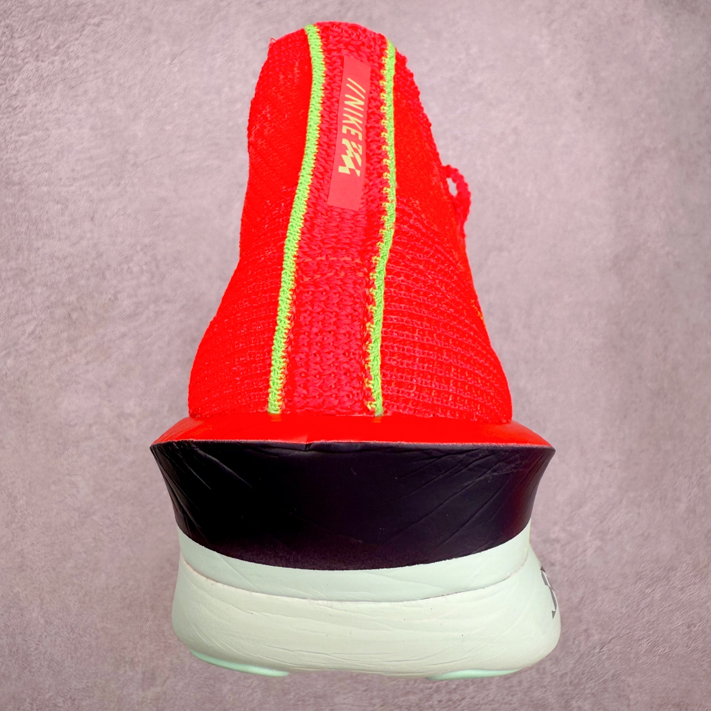 图片[8]-NK Air Zoom Alphafly NEXT% 3 2024全新马拉松超级跑鞋 有史以来最轻盈、测试次数最多的NK Alphafly 经过精英马拉松运动员的测试验证 并搭载Air Zoom气垫 旨在助力跑者实现突破 取得更佳的成绩 在开发过程中 Alphafly 3帮助耐克运动员凯尔文·基普图姆（Kelvin Kiptum）以2：00：35的成绩刷新了马拉松世界纪录 Alphafly的动力设计没有改变——Air Zoom气垫单元、Flyplate碳纤维板和ZoomX泡绵 但是整体系统的制作方法略有调整 优化和提升了对运动员的帮助 主要更新包括一体式鞋底 提供顺畅稳定的“后跟到脚趾”过渡；更宽的全长Flyplate碳纤维板提供稳定助推力 全新Fast Shot外底保证出色牵引力和抓地力 全新Atomknit 3.0鞋面提供更强的控制力、透气性和中足支撑力 尺码：36 36.5 37.5 38 38.5 39 40 40.5 41 42 42.5 43 44 44.5 45-选品中心