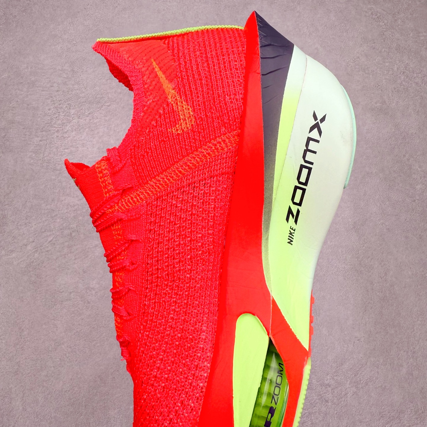 图片[7]-NK Air Zoom Alphafly NEXT% 3 2024全新马拉松超级跑鞋 有史以来最轻盈、测试次数最多的NK Alphafly 经过精英马拉松运动员的测试验证 并搭载Air Zoom气垫 旨在助力跑者实现突破 取得更佳的成绩 在开发过程中 Alphafly 3帮助耐克运动员凯尔文·基普图姆（Kelvin Kiptum）以2：00：35的成绩刷新了马拉松世界纪录 Alphafly的动力设计没有改变——Air Zoom气垫单元、Flyplate碳纤维板和ZoomX泡绵 但是整体系统的制作方法略有调整 优化和提升了对运动员的帮助 主要更新包括一体式鞋底 提供顺畅稳定的“后跟到脚趾”过渡；更宽的全长Flyplate碳纤维板提供稳定助推力 全新Fast Shot外底保证出色牵引力和抓地力 全新Atomknit 3.0鞋面提供更强的控制力、透气性和中足支撑力 尺码：36 36.5 37.5 38 38.5 39 40 40.5 41 42 42.5 43 44 44.5 45-选品中心