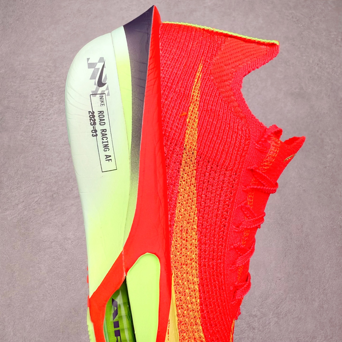 图片[6]-NK Air Zoom Alphafly NEXT% 3 2024全新马拉松超级跑鞋 有史以来最轻盈、测试次数最多的NK Alphafly 经过精英马拉松运动员的测试验证 并搭载Air Zoom气垫 旨在助力跑者实现突破 取得更佳的成绩 在开发过程中 Alphafly 3帮助耐克运动员凯尔文·基普图姆（Kelvin Kiptum）以2：00：35的成绩刷新了马拉松世界纪录 Alphafly的动力设计没有改变——Air Zoom气垫单元、Flyplate碳纤维板和ZoomX泡绵 但是整体系统的制作方法略有调整 优化和提升了对运动员的帮助 主要更新包括一体式鞋底 提供顺畅稳定的“后跟到脚趾”过渡；更宽的全长Flyplate碳纤维板提供稳定助推力 全新Fast Shot外底保证出色牵引力和抓地力 全新Atomknit 3.0鞋面提供更强的控制力、透气性和中足支撑力 尺码：36 36.5 37.5 38 38.5 39 40 40.5 41 42 42.5 43 44 44.5 45-选品中心