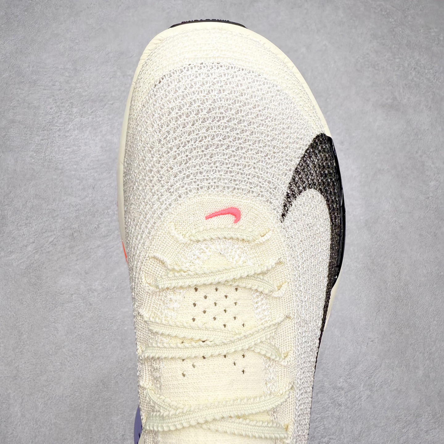 图片[4]-NK Air Zoom Alphafly NEXT% 3 2024全新马拉松超级跑鞋 有史以来最轻盈、测试次数最多的NK Alphafly 经过精英马拉松运动员的测试验证 并搭载Air Zoom气垫 旨在助力跑者实现突破 取得更佳的成绩 在开发过程中 Alphafly 3帮助耐克运动员凯尔文·基普图姆（Kelvin Kiptum）以2：00：35的成绩刷新了马拉松世界纪录 Alphafly的动力设计没有改变——Air Zoom气垫单元、Flyplate碳纤维板和ZoomX泡绵 但是整体系统的制作方法略有调整 优化和提升了对运动员的帮助 主要更新包括一体式鞋底 提供顺畅稳定的“后跟到脚趾”过渡；更宽的全长Flyplate碳纤维板提供稳定助推力 全新Fast Shot外底保证出色牵引力和抓地力 全新Atomknit 3.0鞋面提供更强的控制力、透气性和中足支撑力 尺码：36 36.5 37.5 38 38.5 39 40 40.5 41 42 42.5 43 44 44.5 45-选品中心