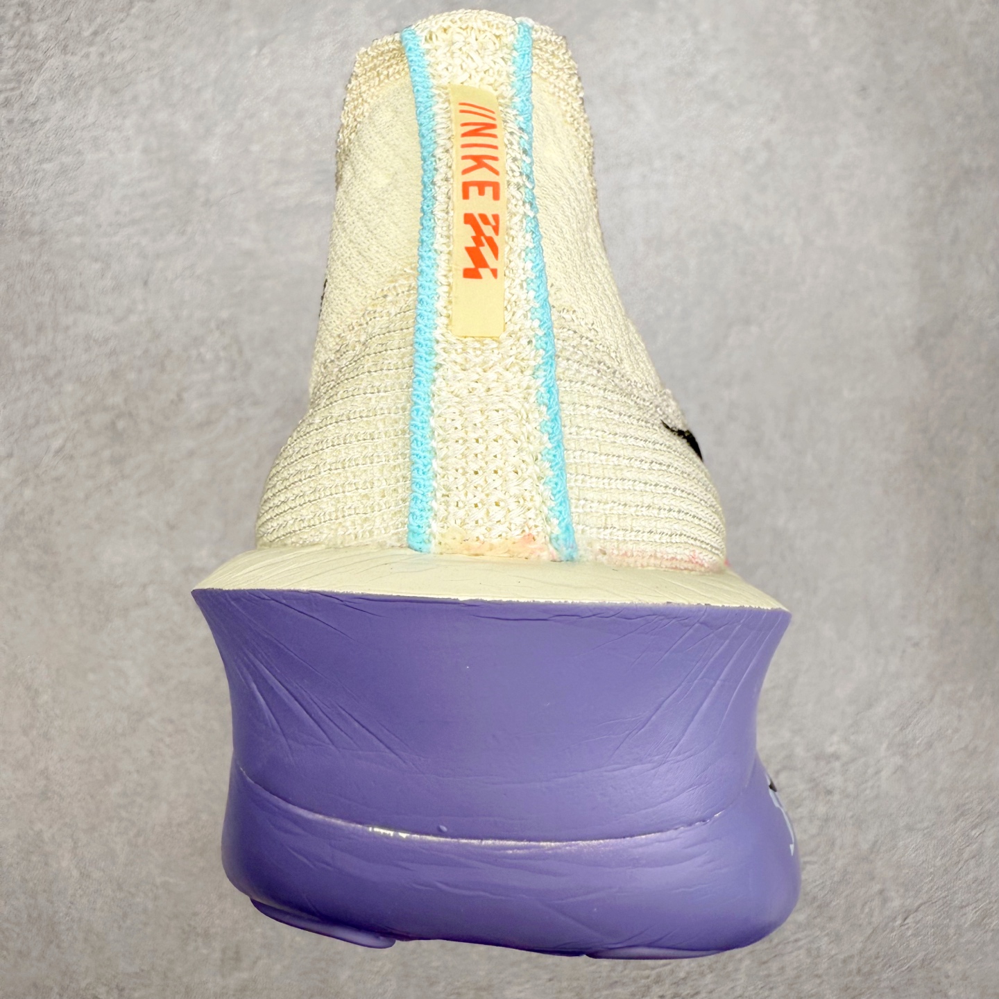 图片[8]-NK Air Zoom Alphafly NEXT% 3 2024全新马拉松超级跑鞋 有史以来最轻盈、测试次数最多的NK Alphafly 经过精英马拉松运动员的测试验证 并搭载Air Zoom气垫 旨在助力跑者实现突破 取得更佳的成绩 在开发过程中 Alphafly 3帮助耐克运动员凯尔文·基普图姆（Kelvin Kiptum）以2：00：35的成绩刷新了马拉松世界纪录 Alphafly的动力设计没有改变——Air Zoom气垫单元、Flyplate碳纤维板和ZoomX泡绵 但是整体系统的制作方法略有调整 优化和提升了对运动员的帮助 主要更新包括一体式鞋底 提供顺畅稳定的“后跟到脚趾”过渡；更宽的全长Flyplate碳纤维板提供稳定助推力 全新Fast Shot外底保证出色牵引力和抓地力 全新Atomknit 3.0鞋面提供更强的控制力、透气性和中足支撑力 尺码：36 36.5 37.5 38 38.5 39 40 40.5 41 42 42.5 43 44 44.5 45-选品中心