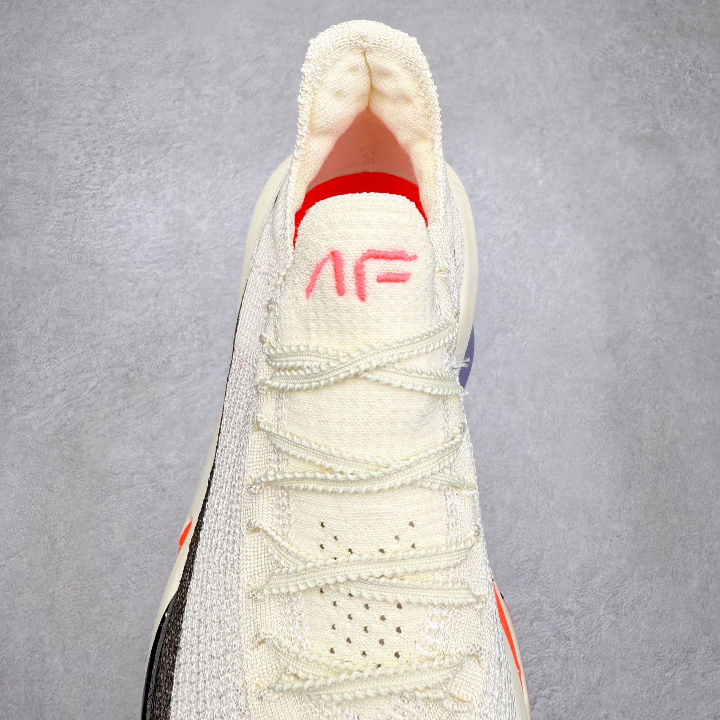 图片[5]-NK Air Zoom Alphafly NEXT% 3 2024全新马拉松超级跑鞋 有史以来最轻盈、测试次数最多的NK Alphafly 经过精英马拉松运动员的测试验证 并搭载Air Zoom气垫 旨在助力跑者实现突破 取得更佳的成绩 在开发过程中 Alphafly 3帮助耐克运动员凯尔文·基普图姆（Kelvin Kiptum）以2：00：35的成绩刷新了马拉松世界纪录 Alphafly的动力设计没有改变——Air Zoom气垫单元、Flyplate碳纤维板和ZoomX泡绵 但是整体系统的制作方法略有调整 优化和提升了对运动员的帮助 主要更新包括一体式鞋底 提供顺畅稳定的“后跟到脚趾”过渡；更宽的全长Flyplate碳纤维板提供稳定助推力 全新Fast Shot外底保证出色牵引力和抓地力 全新Atomknit 3.0鞋面提供更强的控制力、透气性和中足支撑力 尺码：36 36.5 37.5 38 38.5 39 40 40.5 41 42 42.5 43 44 44.5 45-选品中心