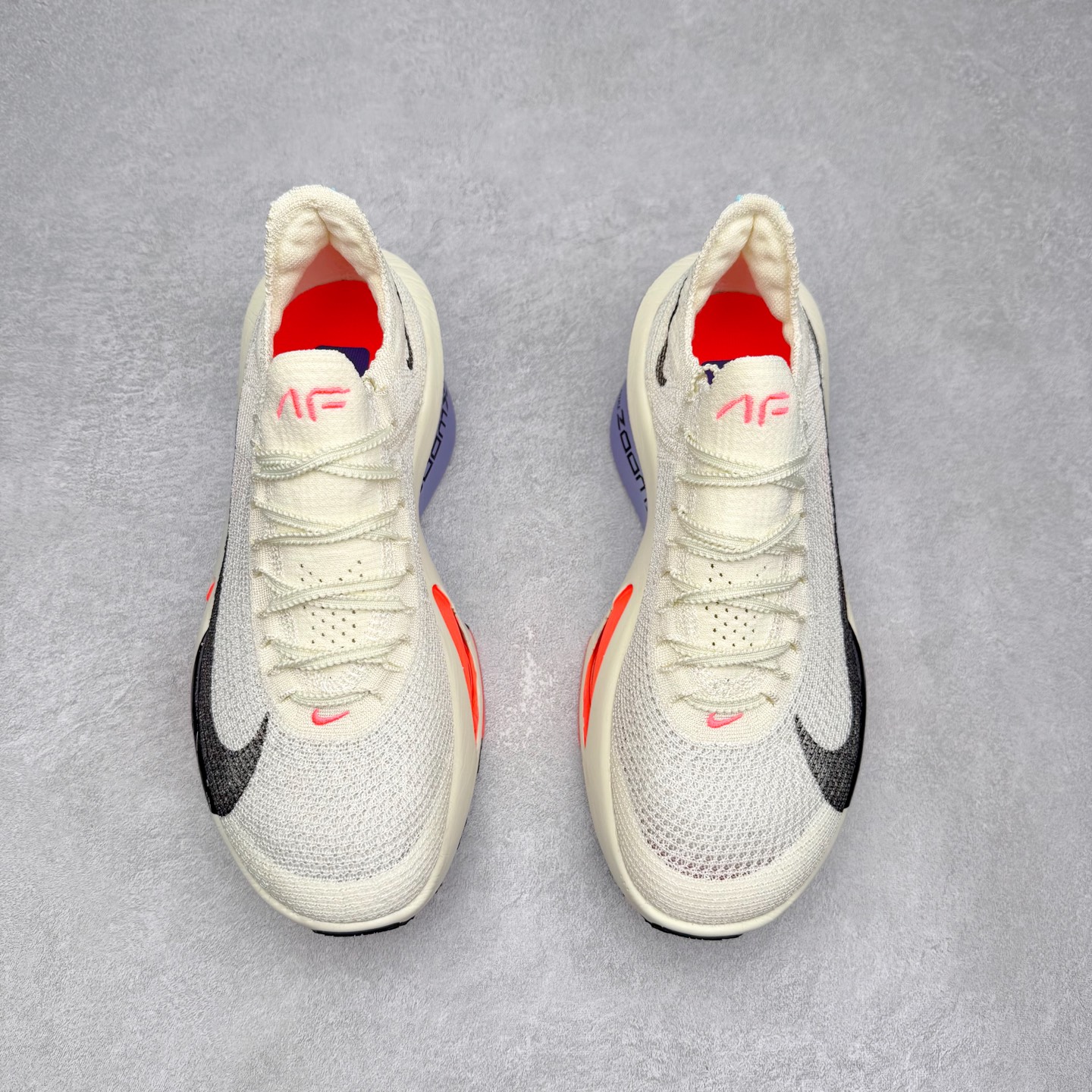 图片[2]-NK Air Zoom Alphafly NEXT% 3 2024全新马拉松超级跑鞋 有史以来最轻盈、测试次数最多的NK Alphafly 经过精英马拉松运动员的测试验证 并搭载Air Zoom气垫 旨在助力跑者实现突破 取得更佳的成绩 在开发过程中 Alphafly 3帮助耐克运动员凯尔文·基普图姆（Kelvin Kiptum）以2：00：35的成绩刷新了马拉松世界纪录 Alphafly的动力设计没有改变——Air Zoom气垫单元、Flyplate碳纤维板和ZoomX泡绵 但是整体系统的制作方法略有调整 优化和提升了对运动员的帮助 主要更新包括一体式鞋底 提供顺畅稳定的“后跟到脚趾”过渡；更宽的全长Flyplate碳纤维板提供稳定助推力 全新Fast Shot外底保证出色牵引力和抓地力 全新Atomknit 3.0鞋面提供更强的控制力、透气性和中足支撑力 尺码：36 36.5 37.5 38 38.5 39 40 40.5 41 42 42.5 43 44 44.5 45-选品中心