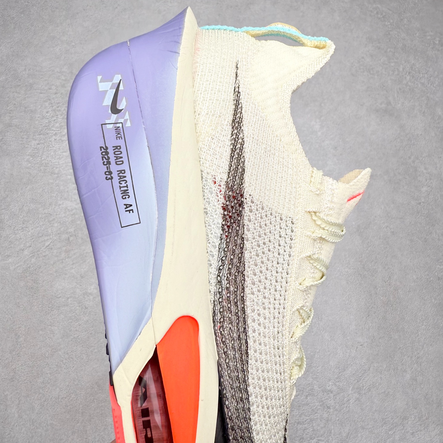 图片[6]-NK Air Zoom Alphafly NEXT% 3 2024全新马拉松超级跑鞋 有史以来最轻盈、测试次数最多的NK Alphafly 经过精英马拉松运动员的测试验证 并搭载Air Zoom气垫 旨在助力跑者实现突破 取得更佳的成绩 在开发过程中 Alphafly 3帮助耐克运动员凯尔文·基普图姆（Kelvin Kiptum）以2：00：35的成绩刷新了马拉松世界纪录 Alphafly的动力设计没有改变——Air Zoom气垫单元、Flyplate碳纤维板和ZoomX泡绵 但是整体系统的制作方法略有调整 优化和提升了对运动员的帮助 主要更新包括一体式鞋底 提供顺畅稳定的“后跟到脚趾”过渡；更宽的全长Flyplate碳纤维板提供稳定助推力 全新Fast Shot外底保证出色牵引力和抓地力 全新Atomknit 3.0鞋面提供更强的控制力、透气性和中足支撑力 尺码：36 36.5 37.5 38 38.5 39 40 40.5 41 42 42.5 43 44 44.5 45-选品中心