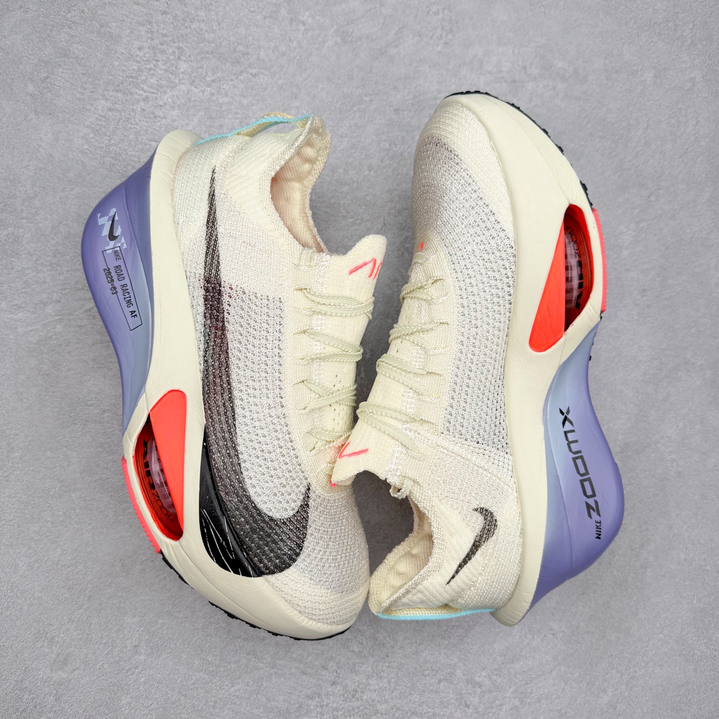 图片[3]-NK Air Zoom Alphafly NEXT% 3 2024全新马拉松超级跑鞋 有史以来最轻盈、测试次数最多的NK Alphafly 经过精英马拉松运动员的测试验证 并搭载Air Zoom气垫 旨在助力跑者实现突破 取得更佳的成绩 在开发过程中 Alphafly 3帮助耐克运动员凯尔文·基普图姆（Kelvin Kiptum）以2：00：35的成绩刷新了马拉松世界纪录 Alphafly的动力设计没有改变——Air Zoom气垫单元、Flyplate碳纤维板和ZoomX泡绵 但是整体系统的制作方法略有调整 优化和提升了对运动员的帮助 主要更新包括一体式鞋底 提供顺畅稳定的“后跟到脚趾”过渡；更宽的全长Flyplate碳纤维板提供稳定助推力 全新Fast Shot外底保证出色牵引力和抓地力 全新Atomknit 3.0鞋面提供更强的控制力、透气性和中足支撑力 尺码：36 36.5 37.5 38 38.5 39 40 40.5 41 42 42.5 43 44 44.5 45-选品中心