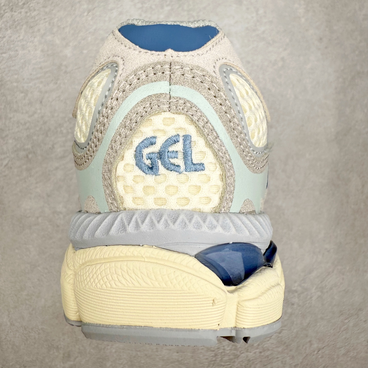 图片[8]-Asics GEL-NYC 亚瑟士防滑耐磨透气低帮运动休闲鞋 GEL-NYC™ 运动鞋的灵感源自传统和现代高性能跑步风格 其鞋面结构参考了 2000 年代初的 GEL-NIMBUS™ 3 鞋 并将其与 MC-PLUS V 设计中的各种装饰融为一体 该工装通过使用 GEL-CUMULUS® 16 鞋的工装系统来对比鞋面的复古风格 通过轻质泡沫和 GEL® 技术嵌入物的结合 这种中底结构有助于创造先进的脚底舒适度 尺码：36 37 37.5 38 39 40.5 41.5 42 42.5 43.5 44 45-选品中心