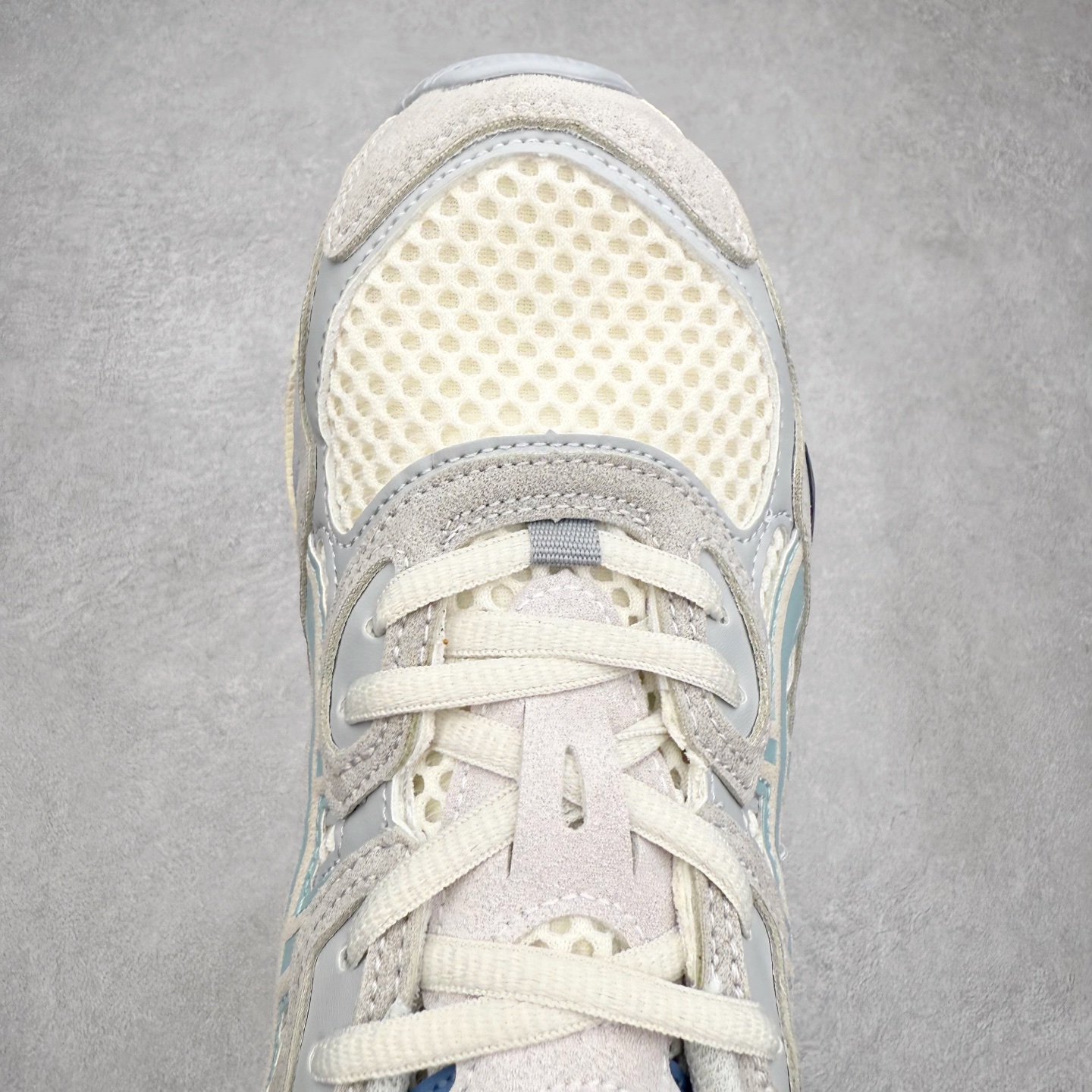 图片[4]-Asics GEL-NYC 亚瑟士防滑耐磨透气低帮运动休闲鞋 GEL-NYC™ 运动鞋的灵感源自传统和现代高性能跑步风格 其鞋面结构参考了 2000 年代初的 GEL-NIMBUS™ 3 鞋 并将其与 MC-PLUS V 设计中的各种装饰融为一体 该工装通过使用 GEL-CUMULUS® 16 鞋的工装系统来对比鞋面的复古风格 通过轻质泡沫和 GEL® 技术嵌入物的结合 这种中底结构有助于创造先进的脚底舒适度 尺码：36 37 37.5 38 39 40.5 41.5 42 42.5 43.5 44 45-选品中心