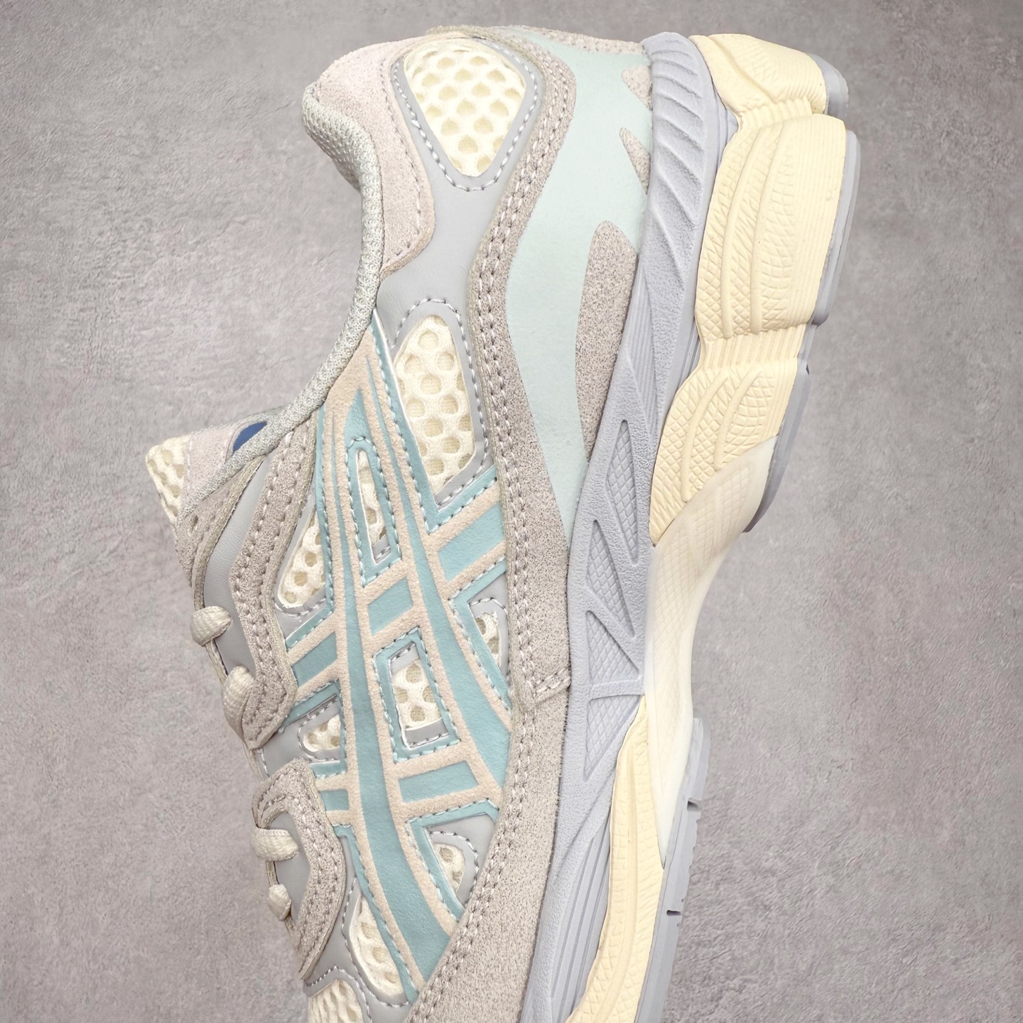 图片[7]-Asics GEL-NYC 亚瑟士防滑耐磨透气低帮运动休闲鞋 GEL-NYC™ 运动鞋的灵感源自传统和现代高性能跑步风格 其鞋面结构参考了 2000 年代初的 GEL-NIMBUS™ 3 鞋 并将其与 MC-PLUS V 设计中的各种装饰融为一体 该工装通过使用 GEL-CUMULUS® 16 鞋的工装系统来对比鞋面的复古风格 通过轻质泡沫和 GEL® 技术嵌入物的结合 这种中底结构有助于创造先进的脚底舒适度 尺码：36 37 37.5 38 39 40.5 41.5 42 42.5 43.5 44 45-选品中心