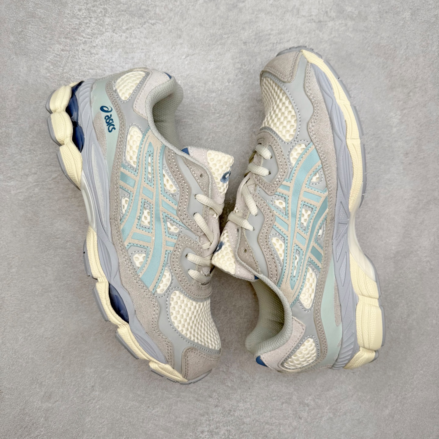 图片[3]-Asics GEL-NYC 亚瑟士防滑耐磨透气低帮运动休闲鞋 GEL-NYC™ 运动鞋的灵感源自传统和现代高性能跑步风格 其鞋面结构参考了 2000 年代初的 GEL-NIMBUS™ 3 鞋 并将其与 MC-PLUS V 设计中的各种装饰融为一体 该工装通过使用 GEL-CUMULUS® 16 鞋的工装系统来对比鞋面的复古风格 通过轻质泡沫和 GEL® 技术嵌入物的结合 这种中底结构有助于创造先进的脚底舒适度 尺码：36 37 37.5 38 39 40.5 41.5 42 42.5 43.5 44 45-选品中心