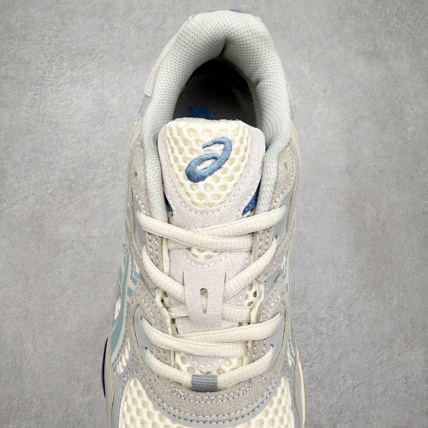 图片[5]-Asics GEL-NYC 亚瑟士防滑耐磨透气低帮运动休闲鞋 GEL-NYC™ 运动鞋的灵感源自传统和现代高性能跑步风格 其鞋面结构参考了 2000 年代初的 GEL-NIMBUS™ 3 鞋 并将其与 MC-PLUS V 设计中的各种装饰融为一体 该工装通过使用 GEL-CUMULUS® 16 鞋的工装系统来对比鞋面的复古风格 通过轻质泡沫和 GEL® 技术嵌入物的结合 这种中底结构有助于创造先进的脚底舒适度 尺码：36 37 37.5 38 39 40.5 41.5 42 42.5 43.5 44 45-选品中心