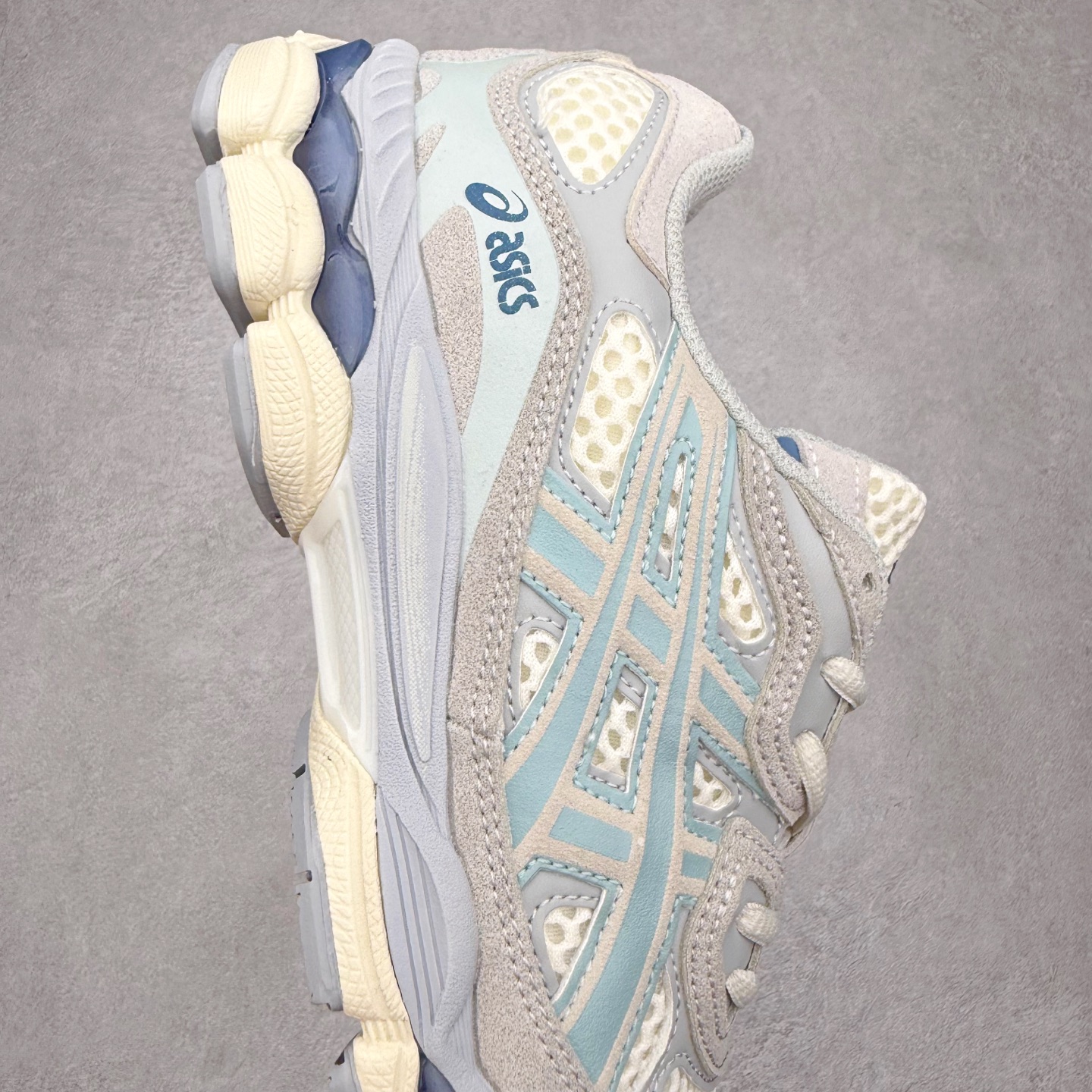 图片[6]-Asics GEL-NYC 亚瑟士防滑耐磨透气低帮运动休闲鞋 GEL-NYC™ 运动鞋的灵感源自传统和现代高性能跑步风格 其鞋面结构参考了 2000 年代初的 GEL-NIMBUS™ 3 鞋 并将其与 MC-PLUS V 设计中的各种装饰融为一体 该工装通过使用 GEL-CUMULUS® 16 鞋的工装系统来对比鞋面的复古风格 通过轻质泡沫和 GEL® 技术嵌入物的结合 这种中底结构有助于创造先进的脚底舒适度 尺码：36 37 37.5 38 39 40.5 41.5 42 42.5 43.5 44 45-选品中心