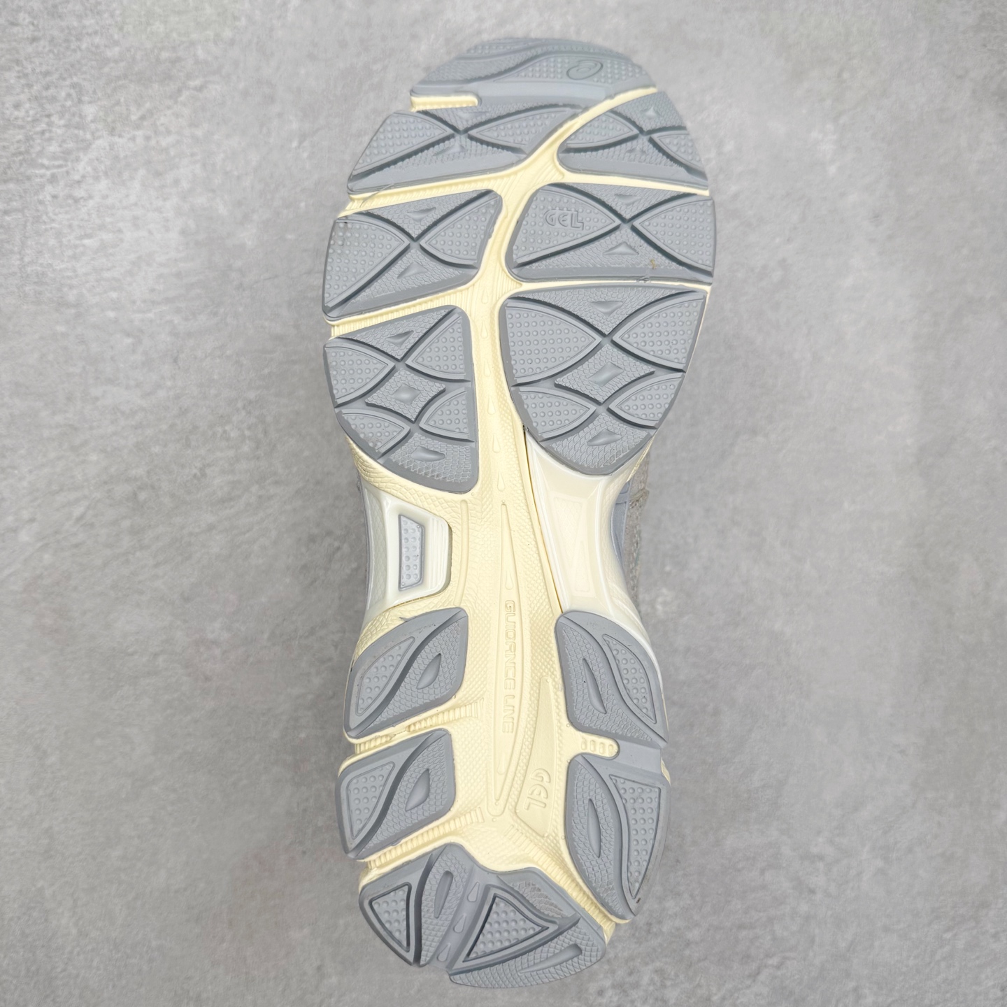 图片[9]-Asics GEL-NYC 亚瑟士防滑耐磨透气低帮运动休闲鞋 GEL-NYC™ 运动鞋的灵感源自传统和现代高性能跑步风格 其鞋面结构参考了 2000 年代初的 GEL-NIMBUS™ 3 鞋 并将其与 MC-PLUS V 设计中的各种装饰融为一体 该工装通过使用 GEL-CUMULUS® 16 鞋的工装系统来对比鞋面的复古风格 通过轻质泡沫和 GEL® 技术嵌入物的结合 这种中底结构有助于创造先进的脚底舒适度 尺码：36 37 37.5 38 39 40.5 41.5 42 42.5 43.5 44 45-选品中心