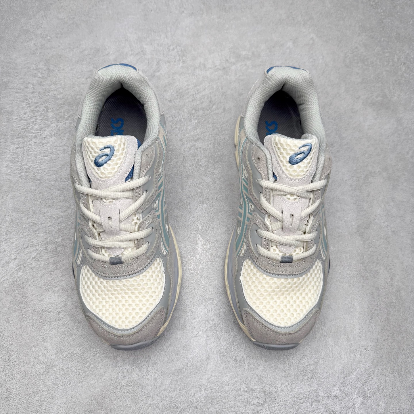 图片[2]-Asics GEL-NYC 亚瑟士防滑耐磨透气低帮运动休闲鞋 GEL-NYC™ 运动鞋的灵感源自传统和现代高性能跑步风格 其鞋面结构参考了 2000 年代初的 GEL-NIMBUS™ 3 鞋 并将其与 MC-PLUS V 设计中的各种装饰融为一体 该工装通过使用 GEL-CUMULUS® 16 鞋的工装系统来对比鞋面的复古风格 通过轻质泡沫和 GEL® 技术嵌入物的结合 这种中底结构有助于创造先进的脚底舒适度 尺码：36 37 37.5 38 39 40.5 41.5 42 42.5 43.5 44 45-选品中心