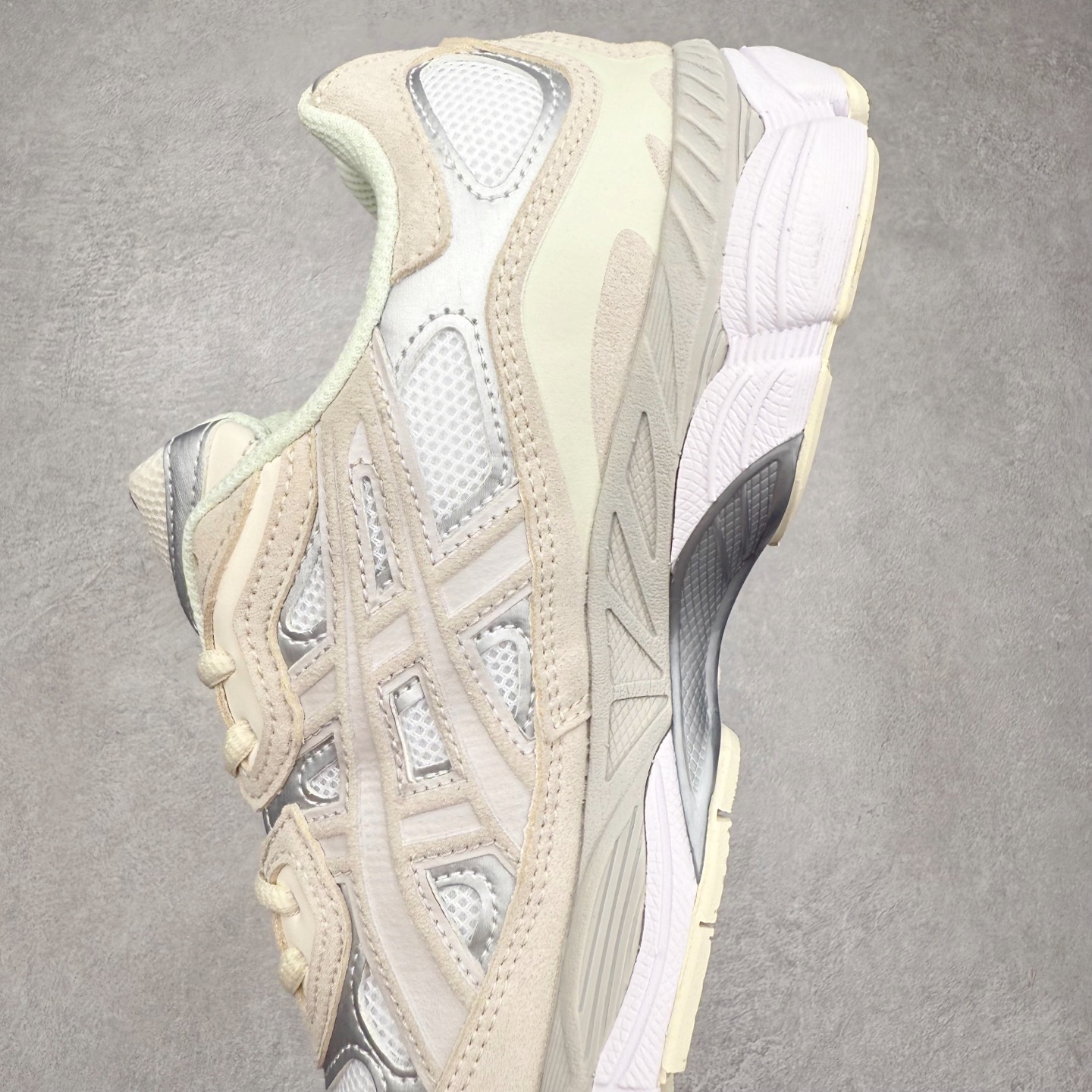 图片[7]-Asics GEL-NYC 亚瑟士防滑耐磨透气低帮运动休闲鞋 GEL-NYC™ 运动鞋的灵感源自传统和现代高性能跑步风格 其鞋面结构参考了 2000 年代初的 GEL-NIMBUS™ 3 鞋 并将其与 MC-PLUS V 设计中的各种装饰融为一体 该工装通过使用 GEL-CUMULUS® 16 鞋的工装系统来对比鞋面的复古风格 通过轻质泡沫和 GEL® 技术嵌入物的结合 这种中底结构有助于创造先进的脚底舒适度 尺码：36 37 37.5 38 39 40.5 41.5 42 42.5 43.5 44 45-选品中心