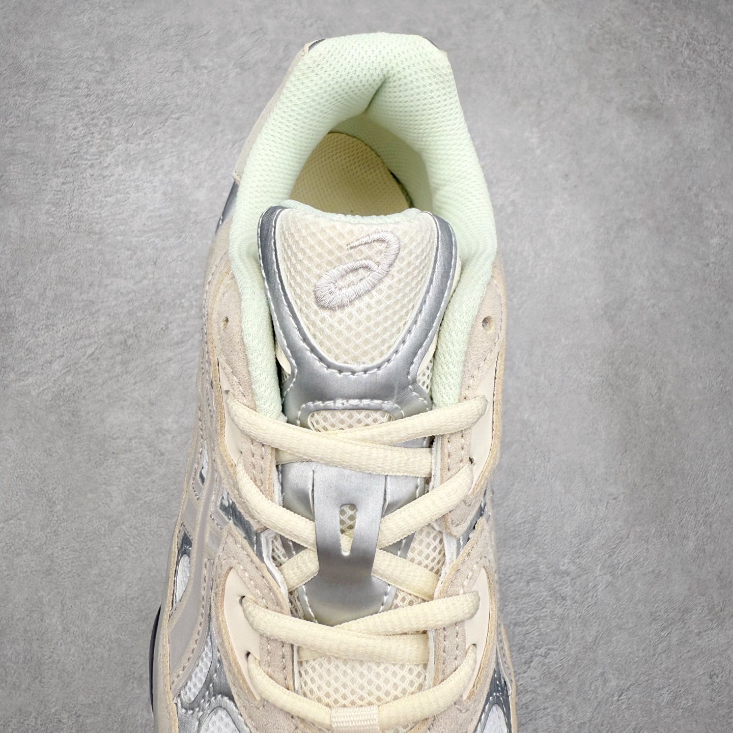 图片[5]-Asics GEL-NYC 亚瑟士防滑耐磨透气低帮运动休闲鞋 GEL-NYC™ 运动鞋的灵感源自传统和现代高性能跑步风格 其鞋面结构参考了 2000 年代初的 GEL-NIMBUS™ 3 鞋 并将其与 MC-PLUS V 设计中的各种装饰融为一体 该工装通过使用 GEL-CUMULUS® 16 鞋的工装系统来对比鞋面的复古风格 通过轻质泡沫和 GEL® 技术嵌入物的结合 这种中底结构有助于创造先进的脚底舒适度 尺码：36 37 37.5 38 39 40.5 41.5 42 42.5 43.5 44 45-选品中心