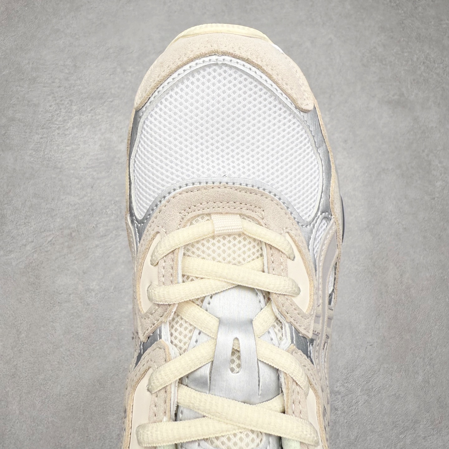 图片[4]-Asics GEL-NYC 亚瑟士防滑耐磨透气低帮运动休闲鞋 GEL-NYC™ 运动鞋的灵感源自传统和现代高性能跑步风格 其鞋面结构参考了 2000 年代初的 GEL-NIMBUS™ 3 鞋 并将其与 MC-PLUS V 设计中的各种装饰融为一体 该工装通过使用 GEL-CUMULUS® 16 鞋的工装系统来对比鞋面的复古风格 通过轻质泡沫和 GEL® 技术嵌入物的结合 这种中底结构有助于创造先进的脚底舒适度 尺码：36 37 37.5 38 39 40.5 41.5 42 42.5 43.5 44 45-选品中心