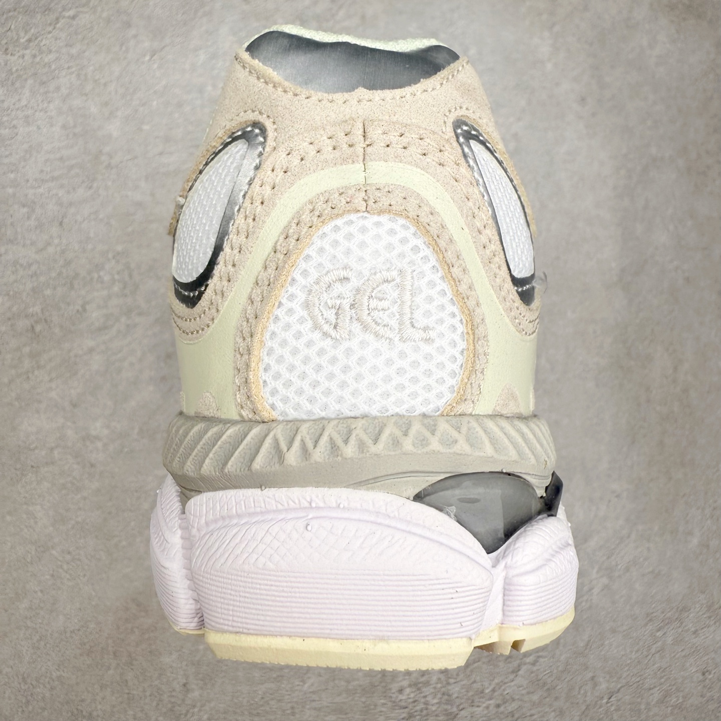 图片[8]-Asics GEL-NYC 亚瑟士防滑耐磨透气低帮运动休闲鞋 GEL-NYC™ 运动鞋的灵感源自传统和现代高性能跑步风格 其鞋面结构参考了 2000 年代初的 GEL-NIMBUS™ 3 鞋 并将其与 MC-PLUS V 设计中的各种装饰融为一体 该工装通过使用 GEL-CUMULUS® 16 鞋的工装系统来对比鞋面的复古风格 通过轻质泡沫和 GEL® 技术嵌入物的结合 这种中底结构有助于创造先进的脚底舒适度 尺码：36 37 37.5 38 39 40.5 41.5 42 42.5 43.5 44 45-选品中心