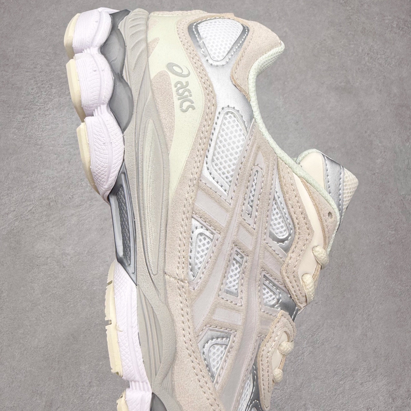 图片[6]-Asics GEL-NYC 亚瑟士防滑耐磨透气低帮运动休闲鞋 GEL-NYC™ 运动鞋的灵感源自传统和现代高性能跑步风格 其鞋面结构参考了 2000 年代初的 GEL-NIMBUS™ 3 鞋 并将其与 MC-PLUS V 设计中的各种装饰融为一体 该工装通过使用 GEL-CUMULUS® 16 鞋的工装系统来对比鞋面的复古风格 通过轻质泡沫和 GEL® 技术嵌入物的结合 这种中底结构有助于创造先进的脚底舒适度 尺码：36 37 37.5 38 39 40.5 41.5 42 42.5 43.5 44 45-选品中心