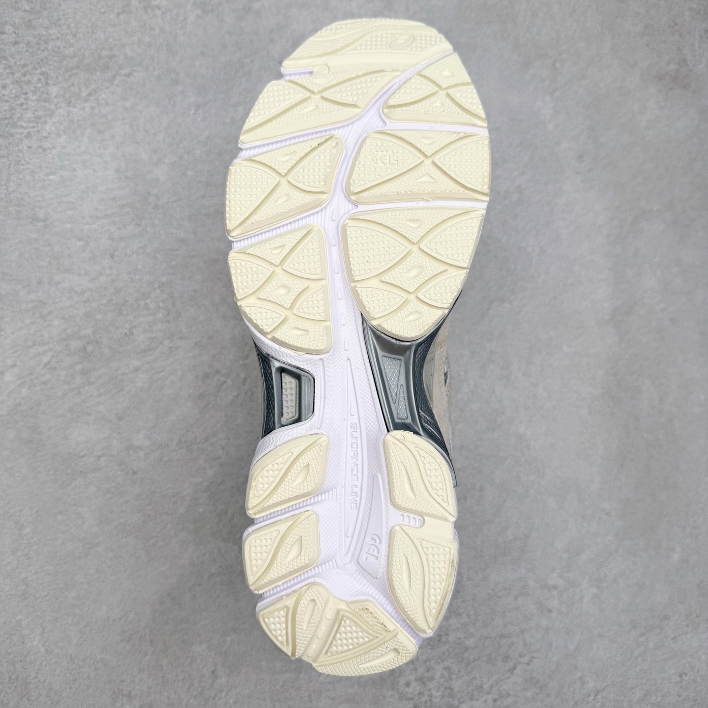 图片[9]-Asics GEL-NYC 亚瑟士防滑耐磨透气低帮运动休闲鞋 GEL-NYC™ 运动鞋的灵感源自传统和现代高性能跑步风格 其鞋面结构参考了 2000 年代初的 GEL-NIMBUS™ 3 鞋 并将其与 MC-PLUS V 设计中的各种装饰融为一体 该工装通过使用 GEL-CUMULUS® 16 鞋的工装系统来对比鞋面的复古风格 通过轻质泡沫和 GEL® 技术嵌入物的结合 这种中底结构有助于创造先进的脚底舒适度 尺码：36 37 37.5 38 39 40.5 41.5 42 42.5 43.5 44 45-选品中心