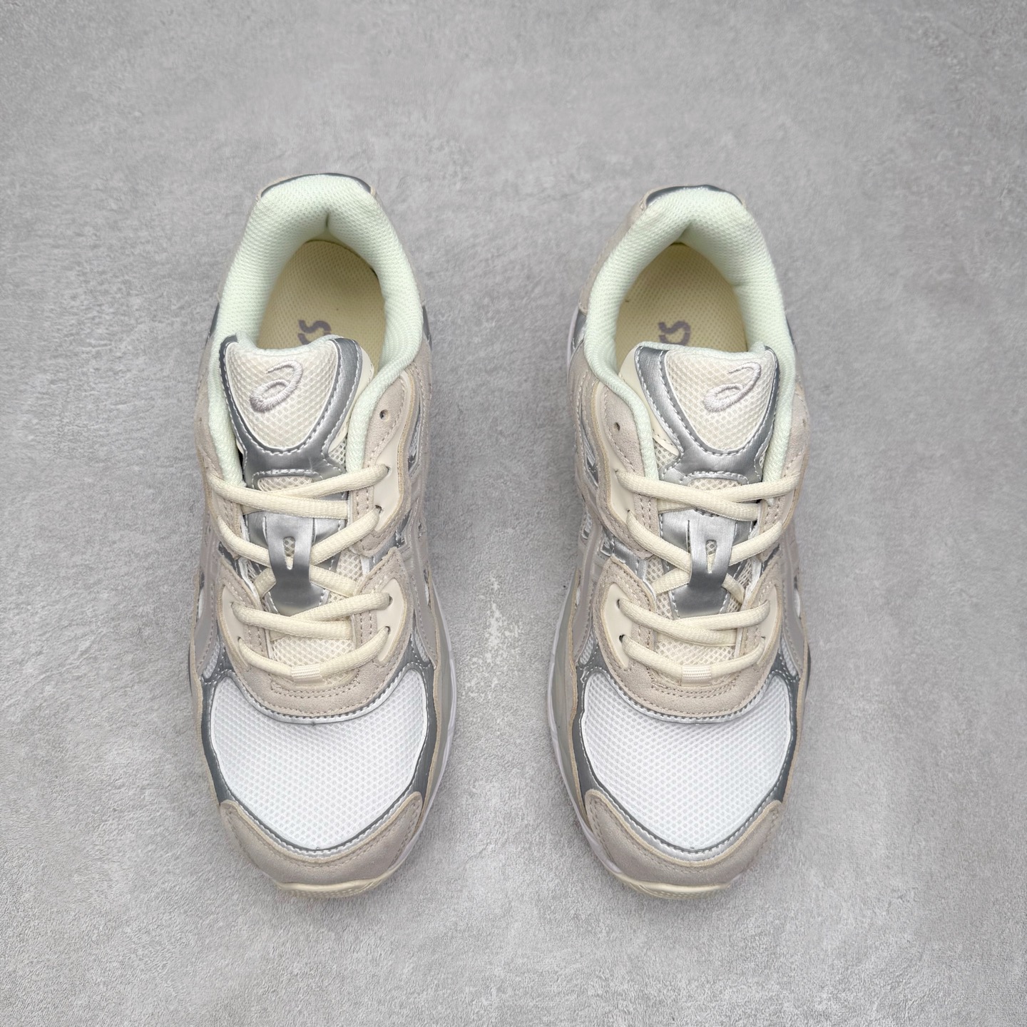 图片[2]-Asics GEL-NYC 亚瑟士防滑耐磨透气低帮运动休闲鞋 GEL-NYC™ 运动鞋的灵感源自传统和现代高性能跑步风格 其鞋面结构参考了 2000 年代初的 GEL-NIMBUS™ 3 鞋 并将其与 MC-PLUS V 设计中的各种装饰融为一体 该工装通过使用 GEL-CUMULUS® 16 鞋的工装系统来对比鞋面的复古风格 通过轻质泡沫和 GEL® 技术嵌入物的结合 这种中底结构有助于创造先进的脚底舒适度 尺码：36 37 37.5 38 39 40.5 41.5 42 42.5 43.5 44 45-选品中心