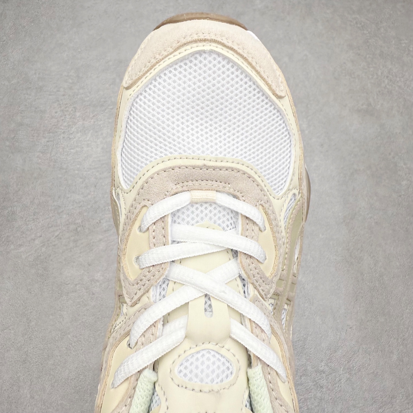 图片[4]-Asics GEL-NYC 亚瑟士防滑耐磨透气低帮运动休闲鞋 GEL-NYC™ 运动鞋的灵感源自传统和现代高性能跑步风格 其鞋面结构参考了 2000 年代初的 GEL-NIMBUS™ 3 鞋 并将其与 MC-PLUS V 设计中的各种装饰融为一体 该工装通过使用 GEL-CUMULUS® 16 鞋的工装系统来对比鞋面的复古风格 通过轻质泡沫和 GEL® 技术嵌入物的结合 这种中底结构有助于创造先进的脚底舒适度 尺码：36 37 37.5 38 39 40.5 41.5 42 42.5 43.5 44 45-选品中心