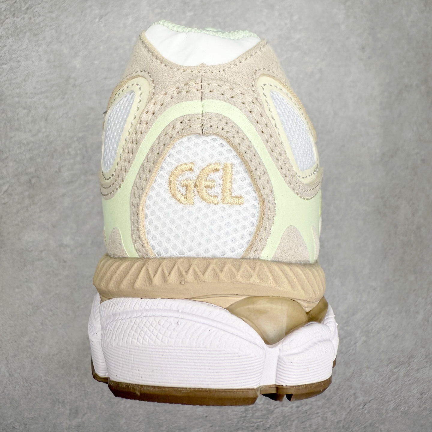 图片[8]-Asics GEL-NYC 亚瑟士防滑耐磨透气低帮运动休闲鞋 GEL-NYC™ 运动鞋的灵感源自传统和现代高性能跑步风格 其鞋面结构参考了 2000 年代初的 GEL-NIMBUS™ 3 鞋 并将其与 MC-PLUS V 设计中的各种装饰融为一体 该工装通过使用 GEL-CUMULUS® 16 鞋的工装系统来对比鞋面的复古风格 通过轻质泡沫和 GEL® 技术嵌入物的结合 这种中底结构有助于创造先进的脚底舒适度 尺码：36 37 37.5 38 39 40.5 41.5 42 42.5 43.5 44 45-选品中心