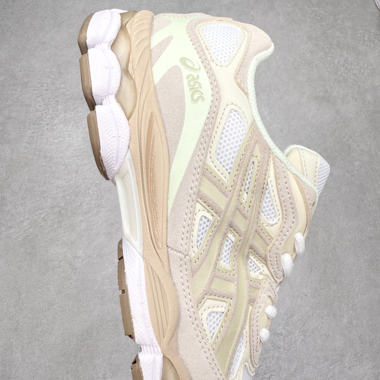 图片[6]-Asics GEL-NYC 亚瑟士防滑耐磨透气低帮运动休闲鞋 GEL-NYC™ 运动鞋的灵感源自传统和现代高性能跑步风格 其鞋面结构参考了 2000 年代初的 GEL-NIMBUS™ 3 鞋 并将其与 MC-PLUS V 设计中的各种装饰融为一体 该工装通过使用 GEL-CUMULUS® 16 鞋的工装系统来对比鞋面的复古风格 通过轻质泡沫和 GEL® 技术嵌入物的结合 这种中底结构有助于创造先进的脚底舒适度 尺码：36 37 37.5 38 39 40.5 41.5 42 42.5 43.5 44 45-选品中心