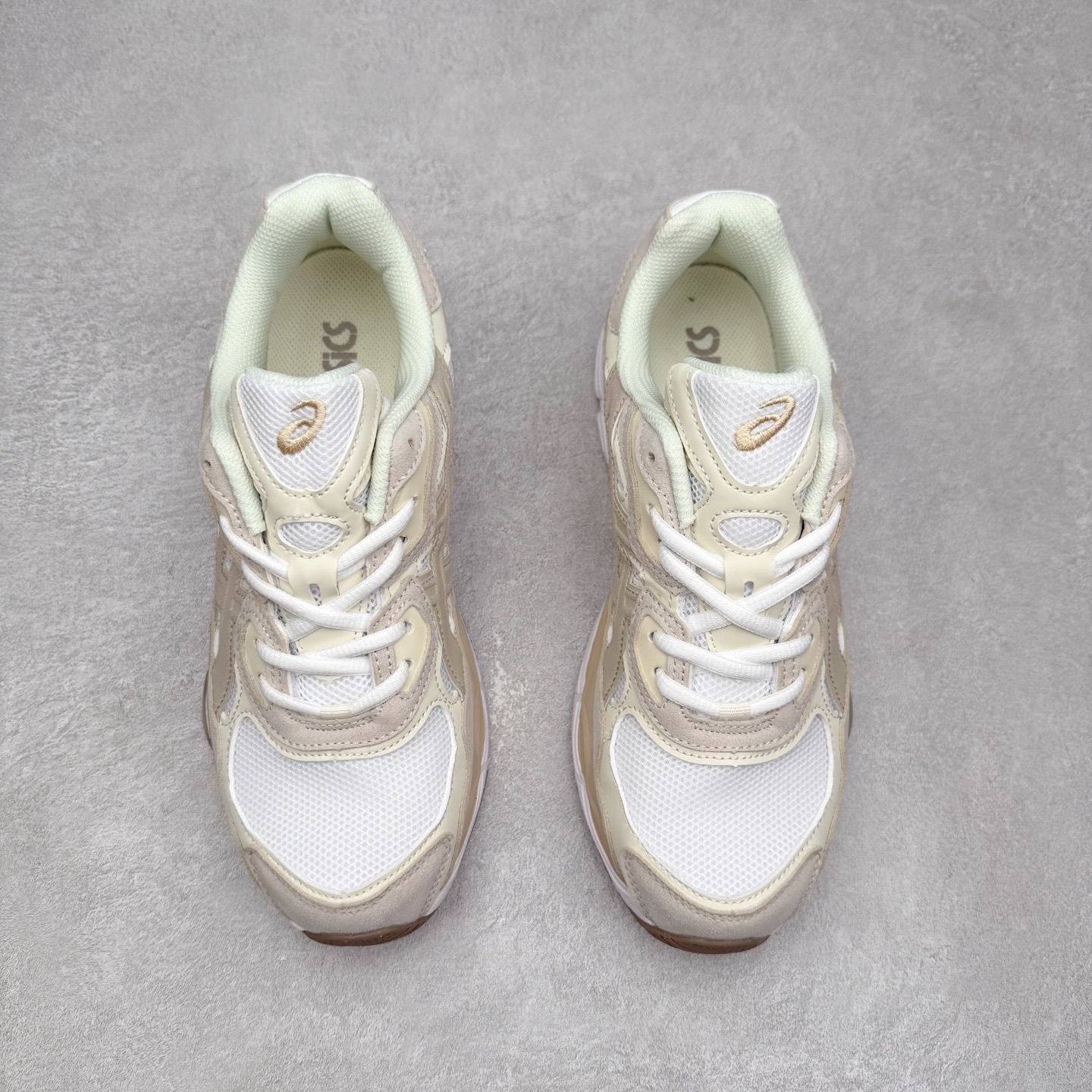 图片[2]-Asics GEL-NYC 亚瑟士防滑耐磨透气低帮运动休闲鞋 GEL-NYC™ 运动鞋的灵感源自传统和现代高性能跑步风格 其鞋面结构参考了 2000 年代初的 GEL-NIMBUS™ 3 鞋 并将其与 MC-PLUS V 设计中的各种装饰融为一体 该工装通过使用 GEL-CUMULUS® 16 鞋的工装系统来对比鞋面的复古风格 通过轻质泡沫和 GEL® 技术嵌入物的结合 这种中底结构有助于创造先进的脚底舒适度 尺码：36 37 37.5 38 39 40.5 41.5 42 42.5 43.5 44 45-选品中心