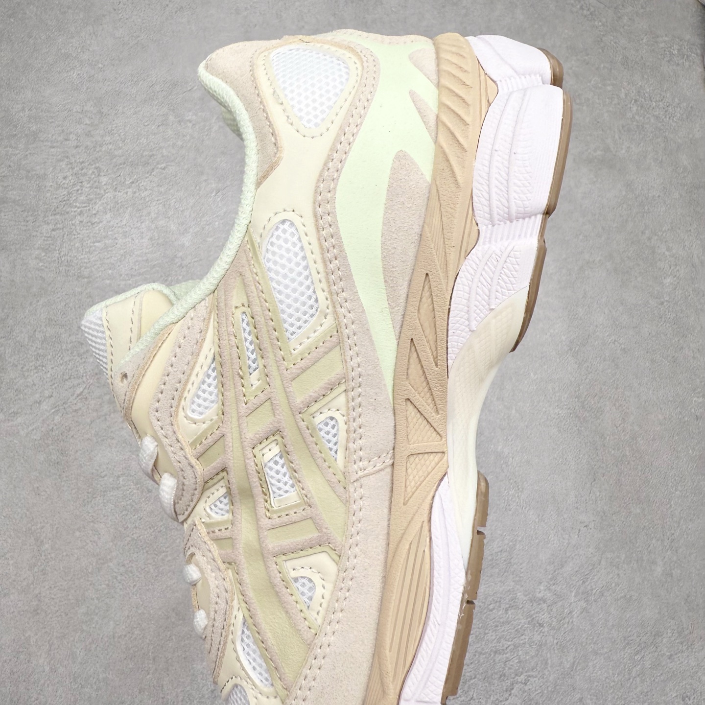 图片[7]-Asics GEL-NYC 亚瑟士防滑耐磨透气低帮运动休闲鞋 GEL-NYC™ 运动鞋的灵感源自传统和现代高性能跑步风格 其鞋面结构参考了 2000 年代初的 GEL-NIMBUS™ 3 鞋 并将其与 MC-PLUS V 设计中的各种装饰融为一体 该工装通过使用 GEL-CUMULUS® 16 鞋的工装系统来对比鞋面的复古风格 通过轻质泡沫和 GEL® 技术嵌入物的结合 这种中底结构有助于创造先进的脚底舒适度 尺码：36 37 37.5 38 39 40.5 41.5 42 42.5 43.5 44 45-选品中心