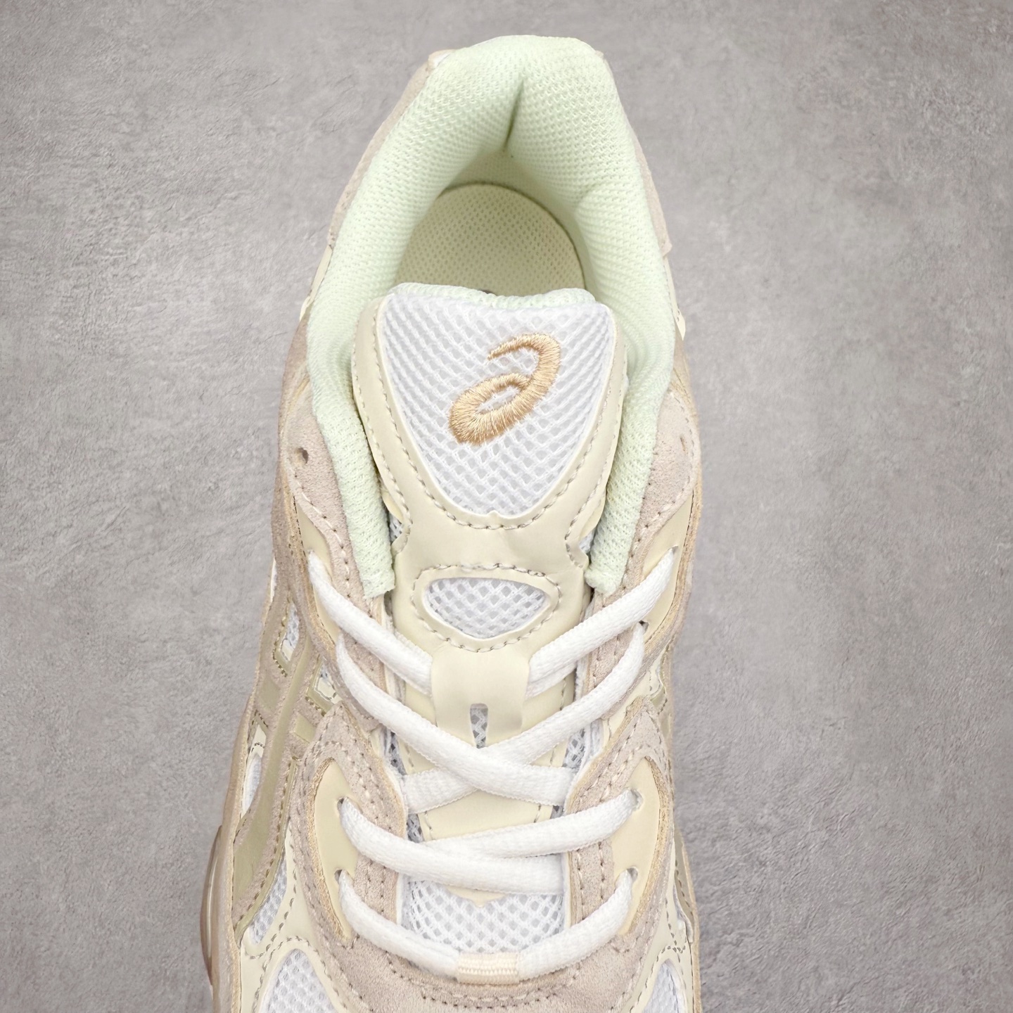 图片[5]-Asics GEL-NYC 亚瑟士防滑耐磨透气低帮运动休闲鞋 GEL-NYC™ 运动鞋的灵感源自传统和现代高性能跑步风格 其鞋面结构参考了 2000 年代初的 GEL-NIMBUS™ 3 鞋 并将其与 MC-PLUS V 设计中的各种装饰融为一体 该工装通过使用 GEL-CUMULUS® 16 鞋的工装系统来对比鞋面的复古风格 通过轻质泡沫和 GEL® 技术嵌入物的结合 这种中底结构有助于创造先进的脚底舒适度 尺码：36 37 37.5 38 39 40.5 41.5 42 42.5 43.5 44 45-选品中心