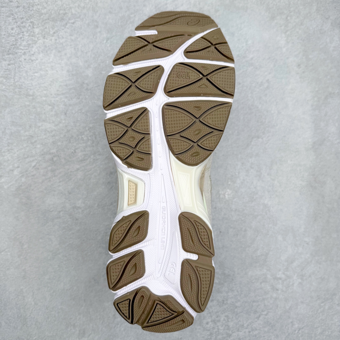 图片[9]-Asics GEL-NYC 亚瑟士防滑耐磨透气低帮运动休闲鞋 GEL-NYC™ 运动鞋的灵感源自传统和现代高性能跑步风格 其鞋面结构参考了 2000 年代初的 GEL-NIMBUS™ 3 鞋 并将其与 MC-PLUS V 设计中的各种装饰融为一体 该工装通过使用 GEL-CUMULUS® 16 鞋的工装系统来对比鞋面的复古风格 通过轻质泡沫和 GEL® 技术嵌入物的结合 这种中底结构有助于创造先进的脚底舒适度 尺码：36 37 37.5 38 39 40.5 41.5 42 42.5 43.5 44 45-选品中心