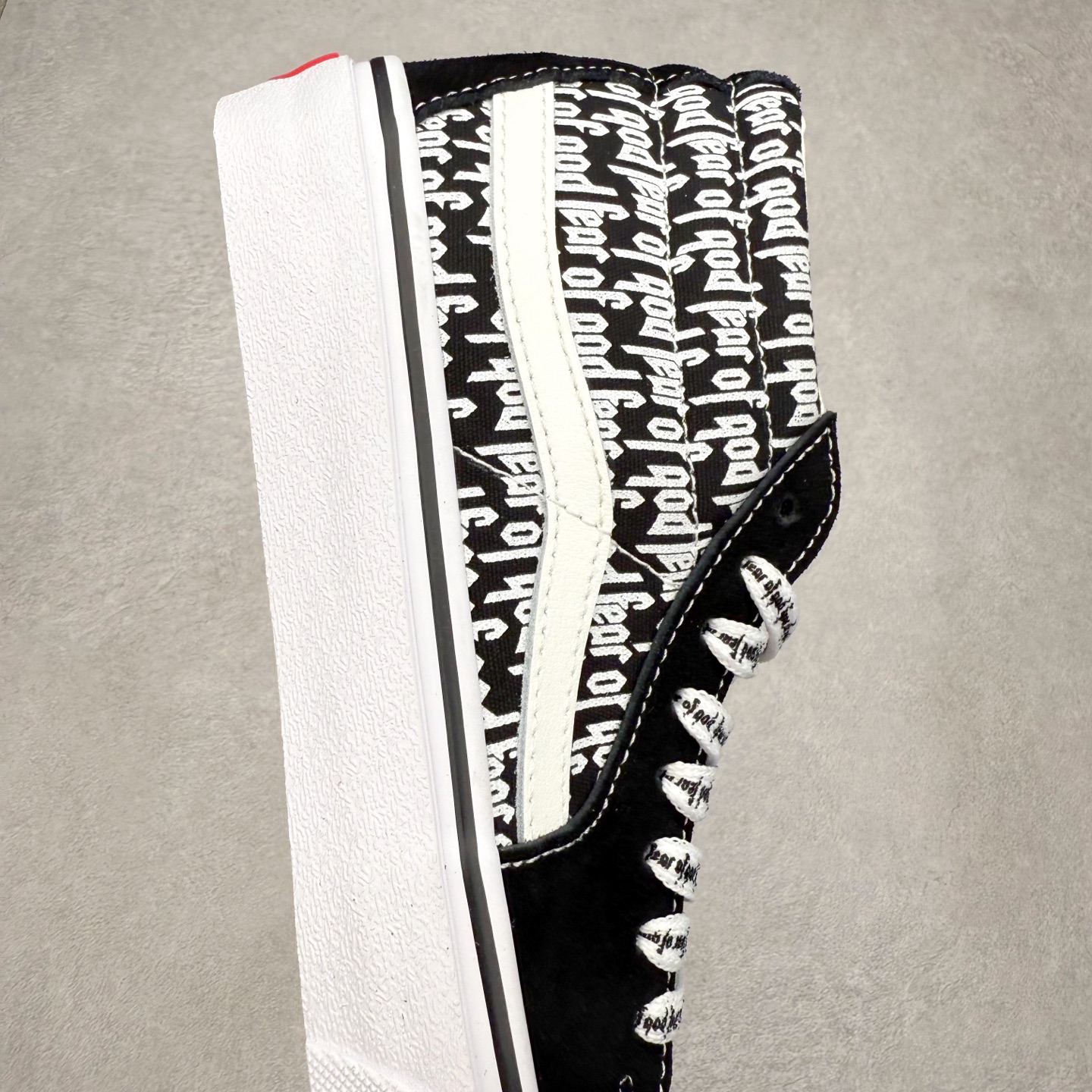 图片[6]-Vans SK8-Hi x Fog联名 全新一代 高帮硫化帆布鞋 该鞋款以白线勾勒出整体造型，鞋面采用帆布搭配麂皮材质，鞋身布满Fog黑白字体彰显联名，极具辨识度，上脚百搭不出错。 尺码：35 36 36.5 37 38 38.5 39 40 40.5 41 42 42.5 43 44-选品中心