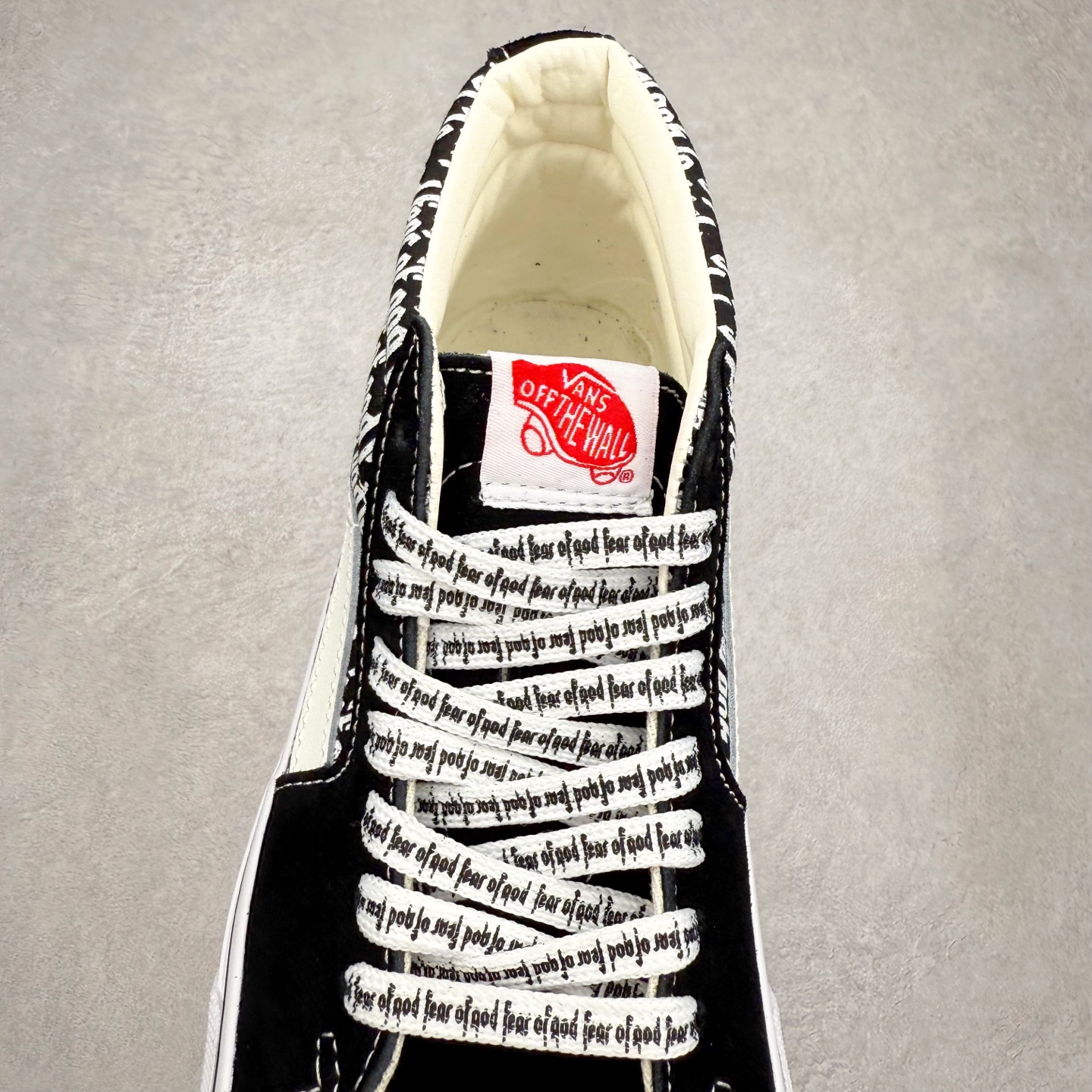 图片[5]-Vans SK8-Hi x Fog联名 全新一代 高帮硫化帆布鞋 该鞋款以白线勾勒出整体造型，鞋面采用帆布搭配麂皮材质，鞋身布满Fog黑白字体彰显联名，极具辨识度，上脚百搭不出错。 尺码：35 36 36.5 37 38 38.5 39 40 40.5 41 42 42.5 43 44-选品中心