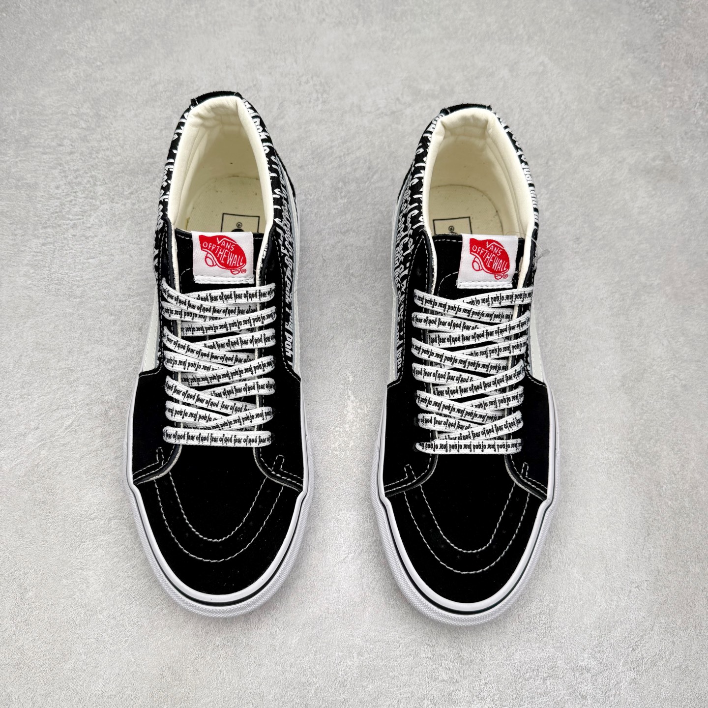 图片[2]-Vans SK8-Hi x Fog联名 全新一代 高帮硫化帆布鞋 该鞋款以白线勾勒出整体造型，鞋面采用帆布搭配麂皮材质，鞋身布满Fog黑白字体彰显联名，极具辨识度，上脚百搭不出错。 尺码：35 36 36.5 37 38 38.5 39 40 40.5 41 42 42.5 43 44-选品中心