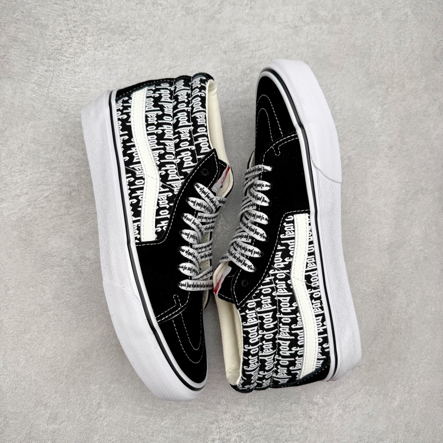 图片[3]-Vans SK8-Hi x Fog联名 全新一代 高帮硫化帆布鞋 该鞋款以白线勾勒出整体造型，鞋面采用帆布搭配麂皮材质，鞋身布满Fog黑白字体彰显联名，极具辨识度，上脚百搭不出错。 尺码：35 36 36.5 37 38 38.5 39 40 40.5 41 42 42.5 43 44-选品中心